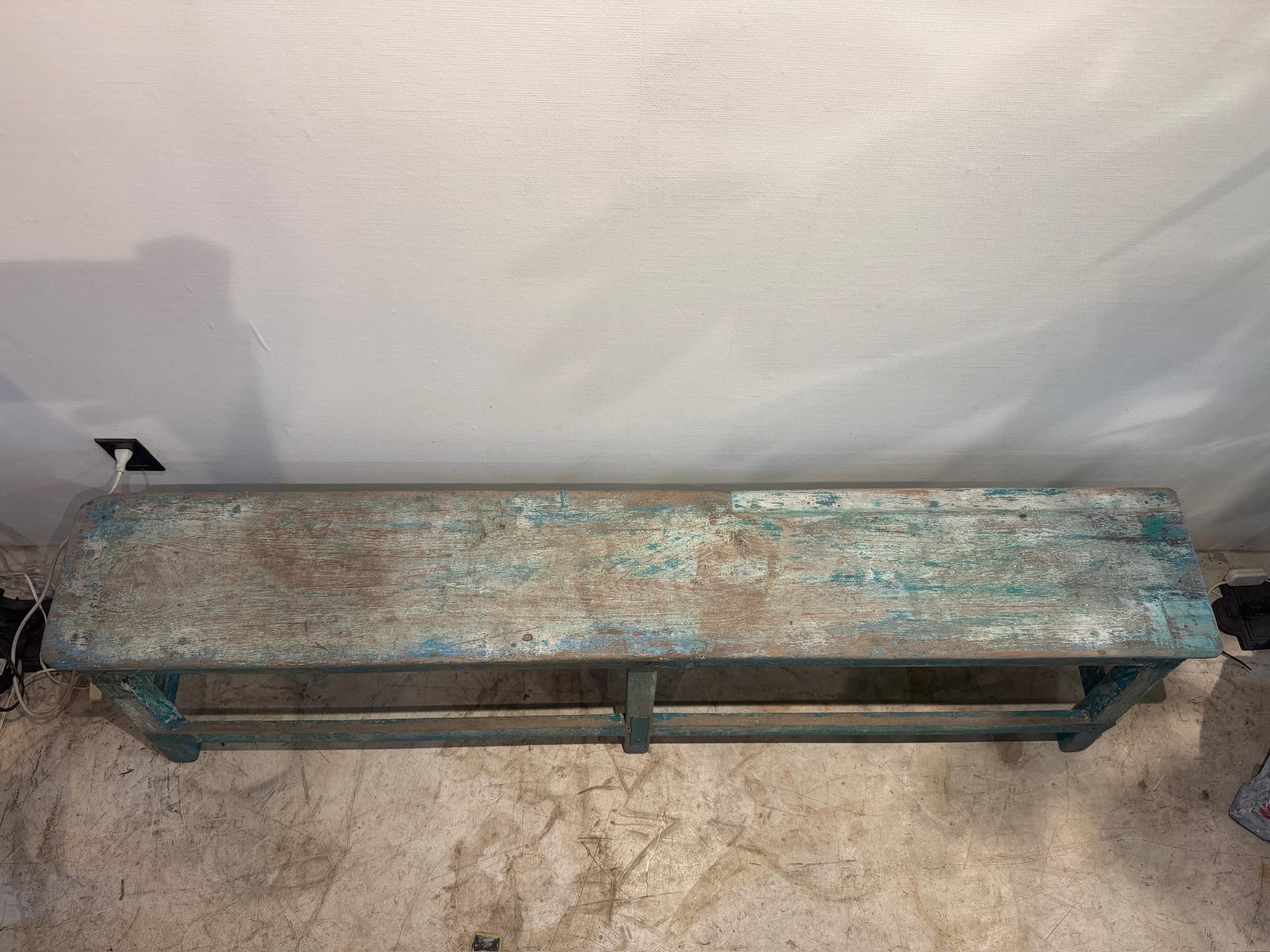 Banc antique rustique peint à la main en turquoise avec patine d'usage en vente 6