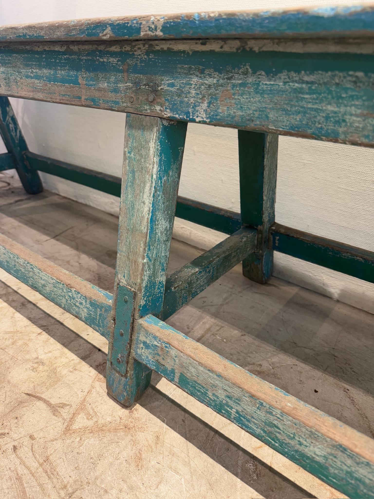 Banc antique rustique peint à la main en turquoise avec patine d'usage en vente 7