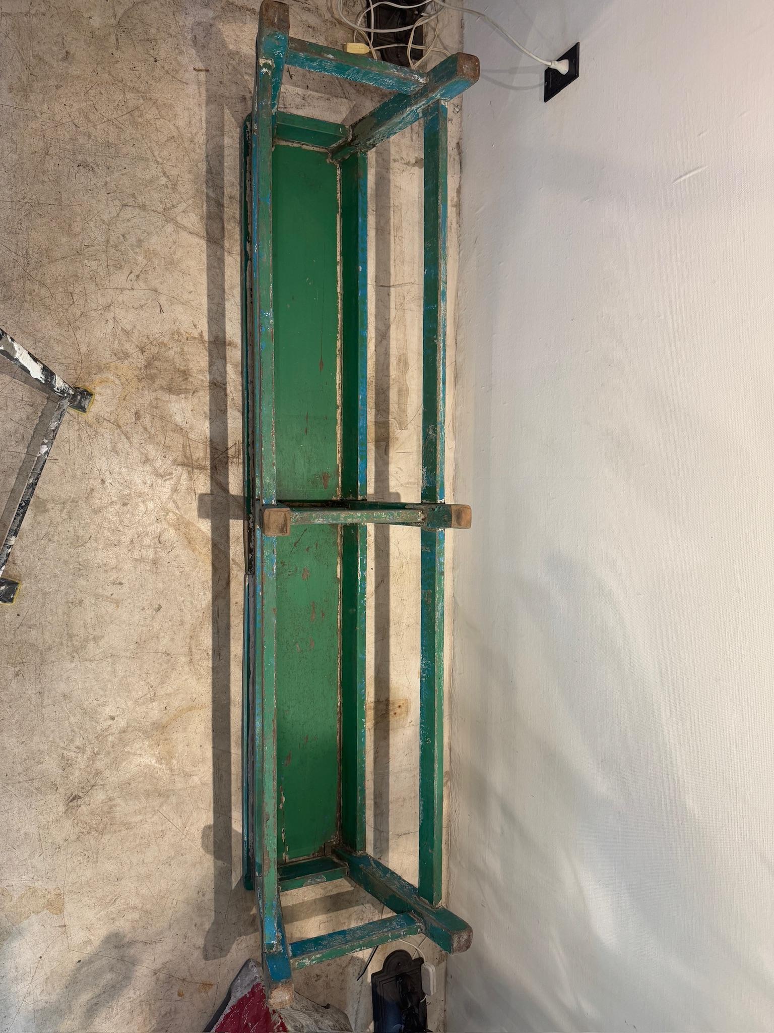 Banc antique rustique peint à la main en turquoise avec patine d'usage en vente 9