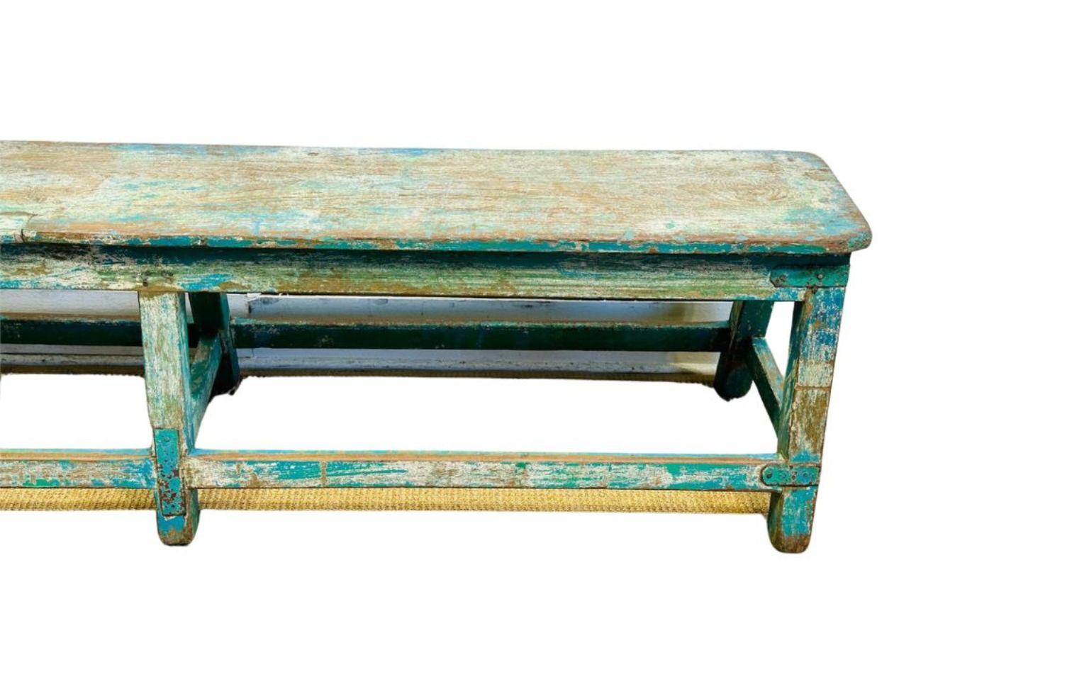 Rustique Banc antique rustique peint à la main en turquoise avec patine d'usage en vente