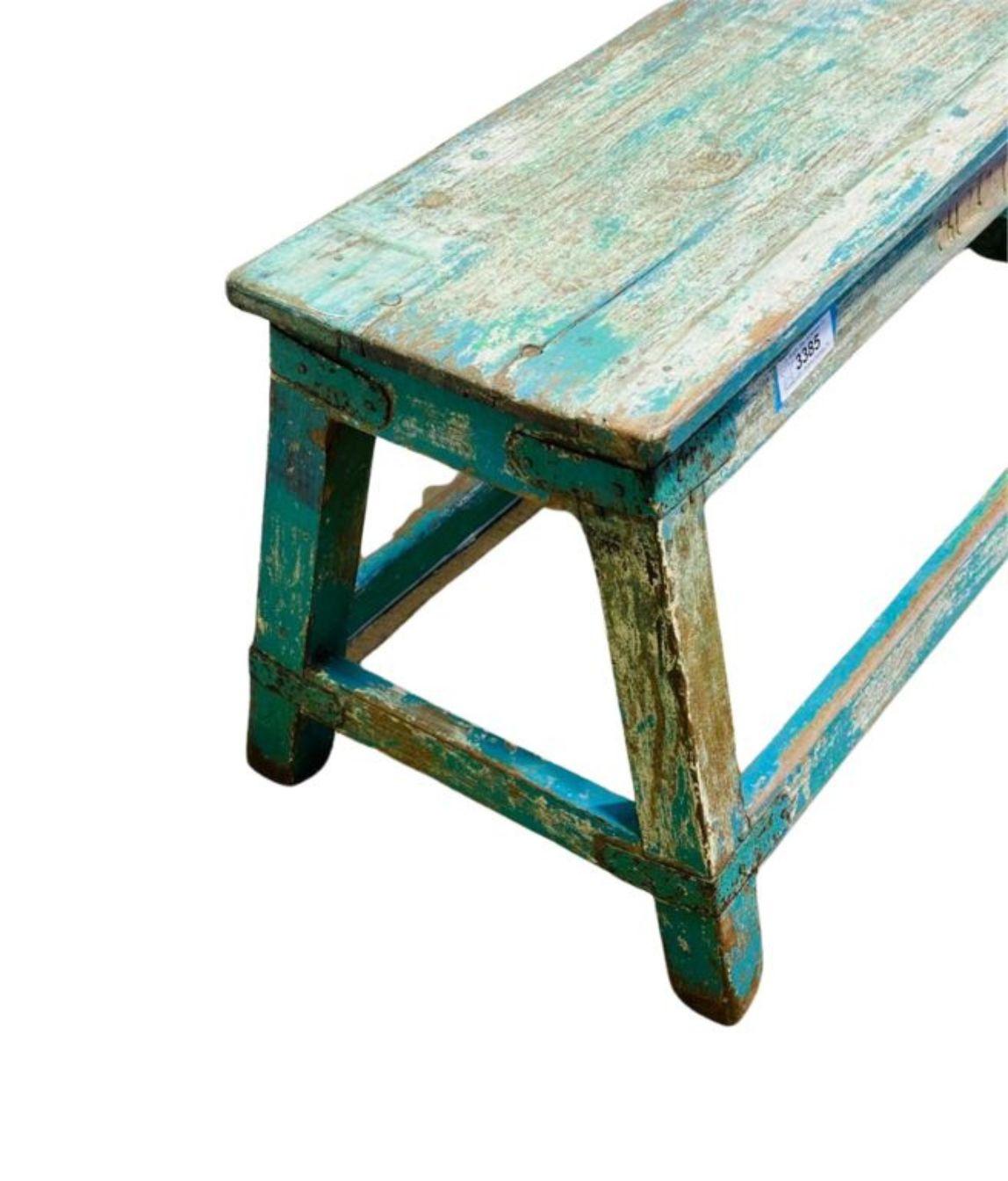 Peint à la main Banc antique rustique peint à la main en turquoise avec patine d'usage en vente