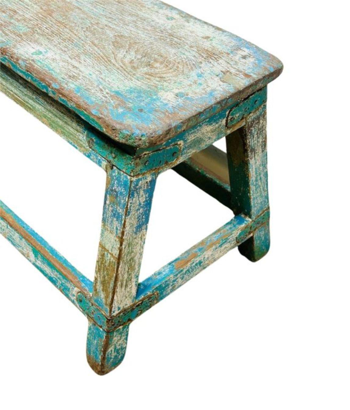 Banc antique rustique peint à la main en turquoise avec patine d'usage Bon état - En vente à West Hollywood, CA