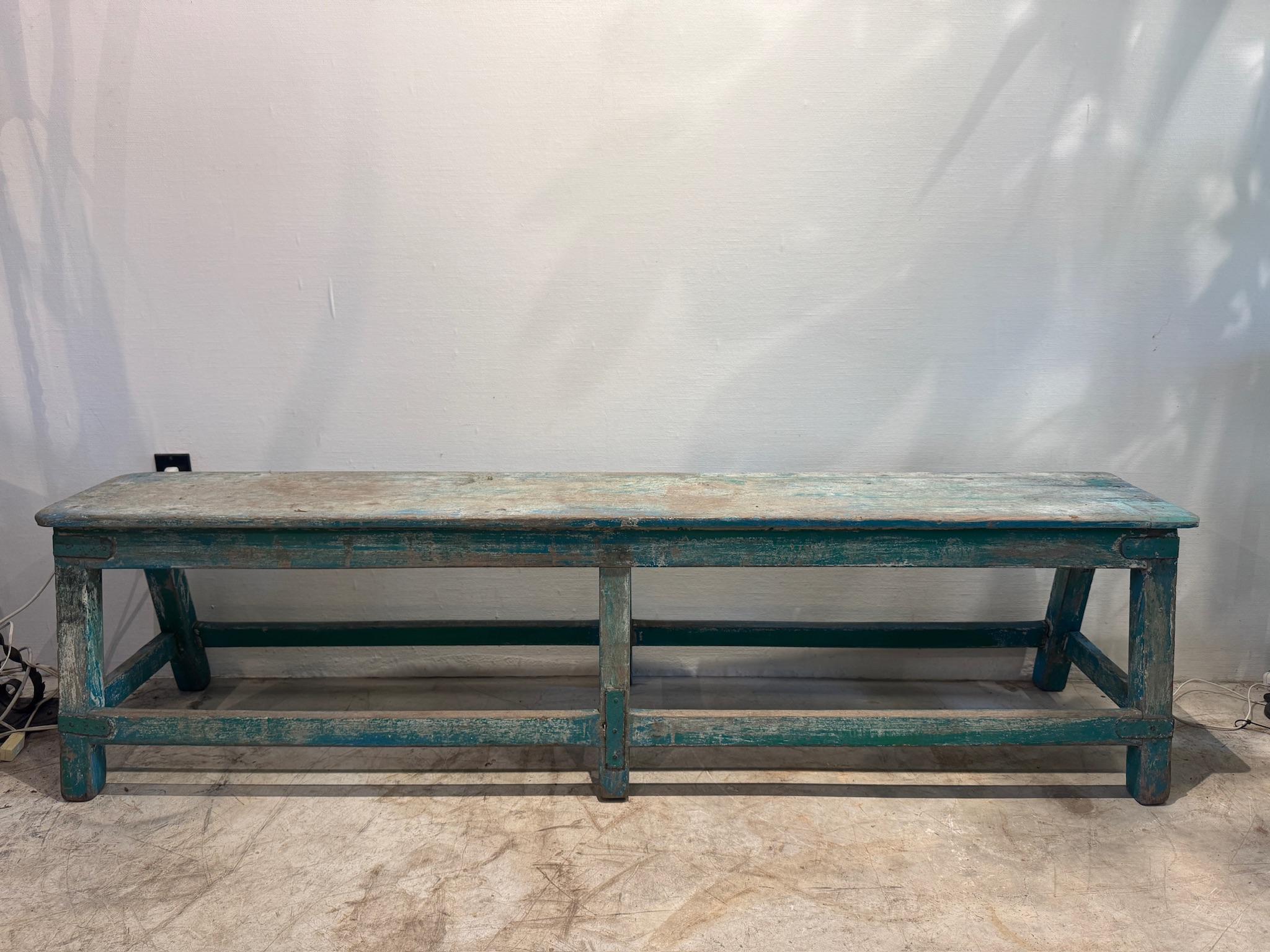 Banc antique rustique peint à la main en turquoise avec patine d'usage en vente 1