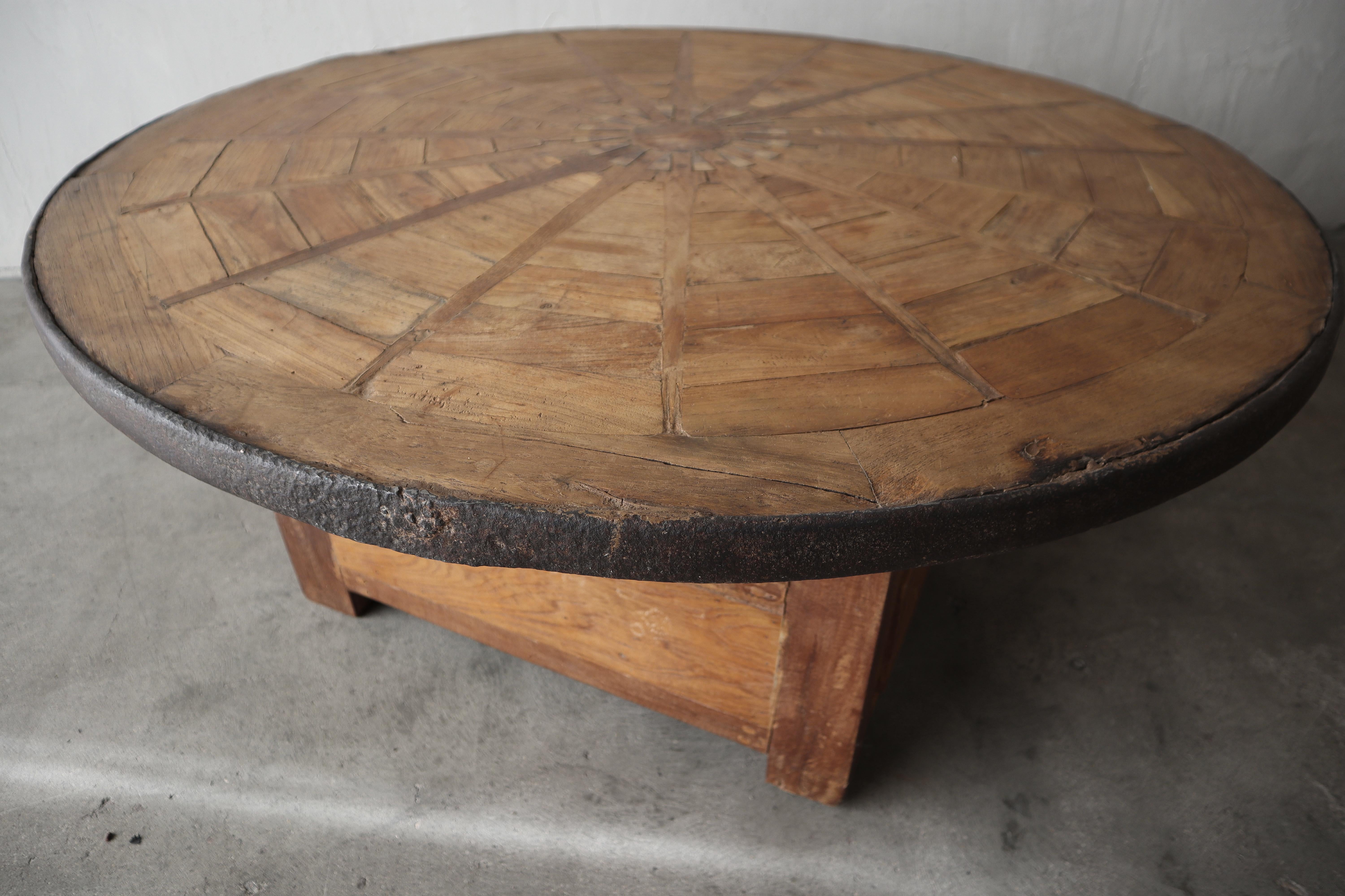 Ancienne table basse rustique à roue wagon Bon état à Las Vegas, NV