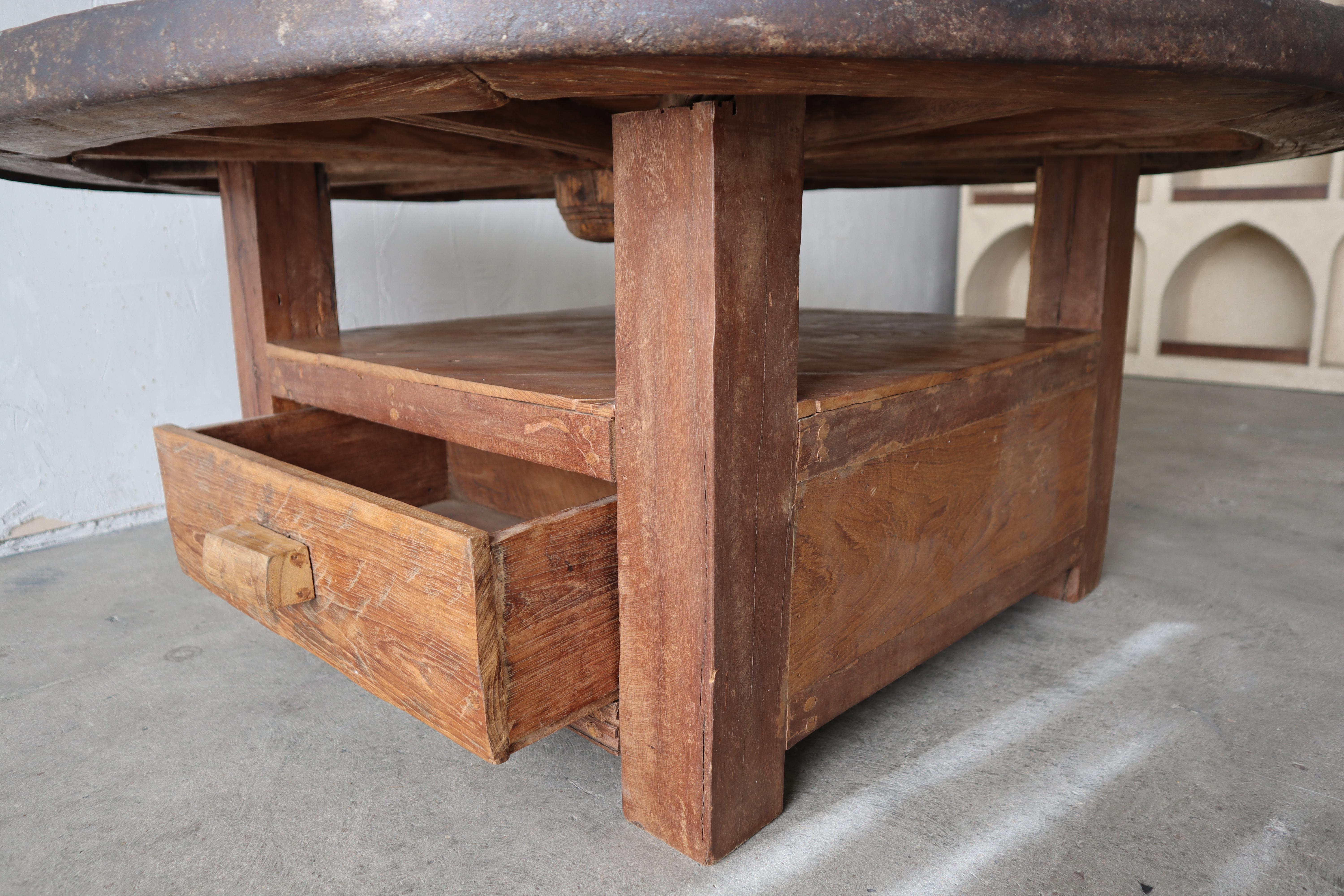 Ancienne table basse rustique à roue wagon 1