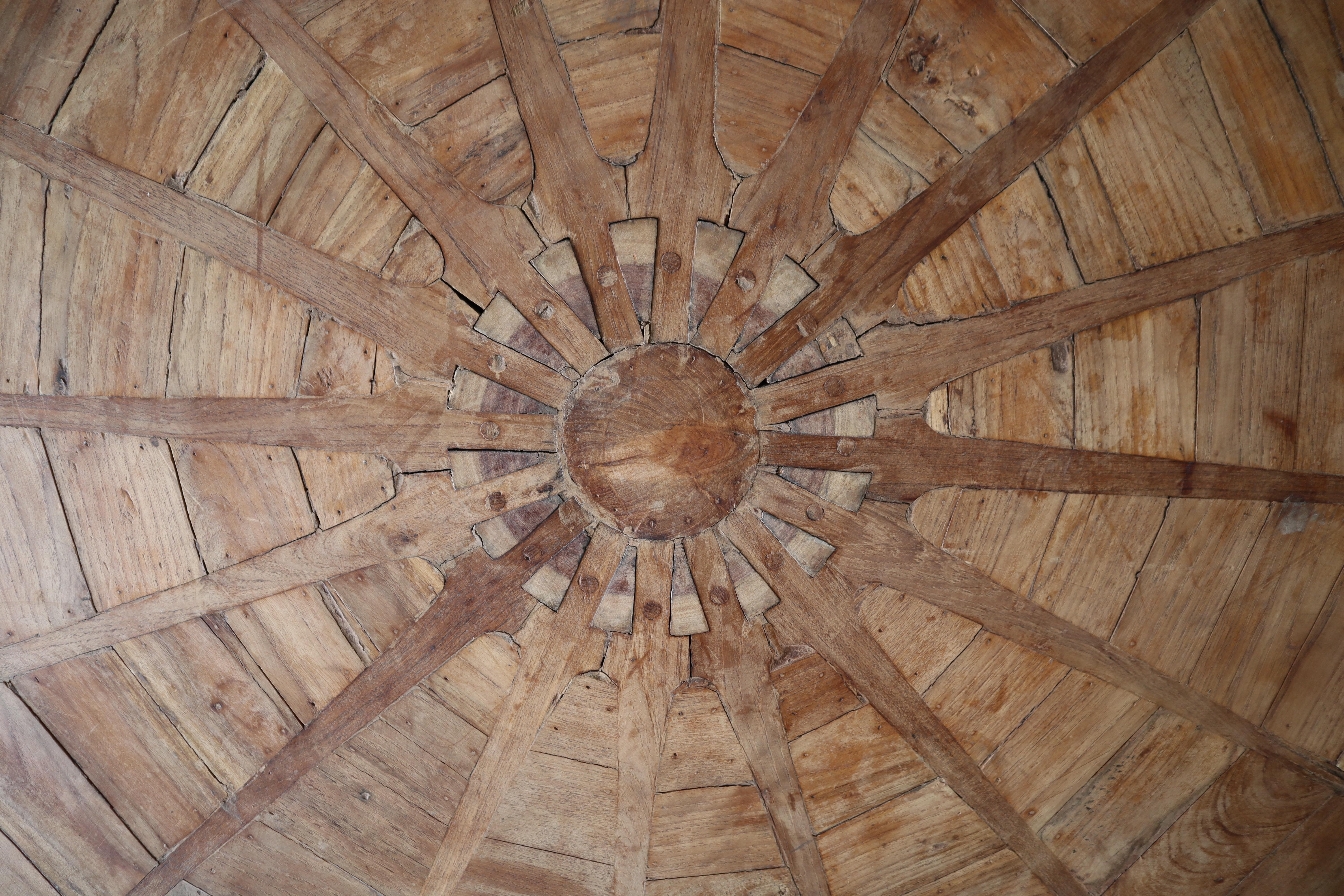 Ancienne table basse rustique à roue wagon 2