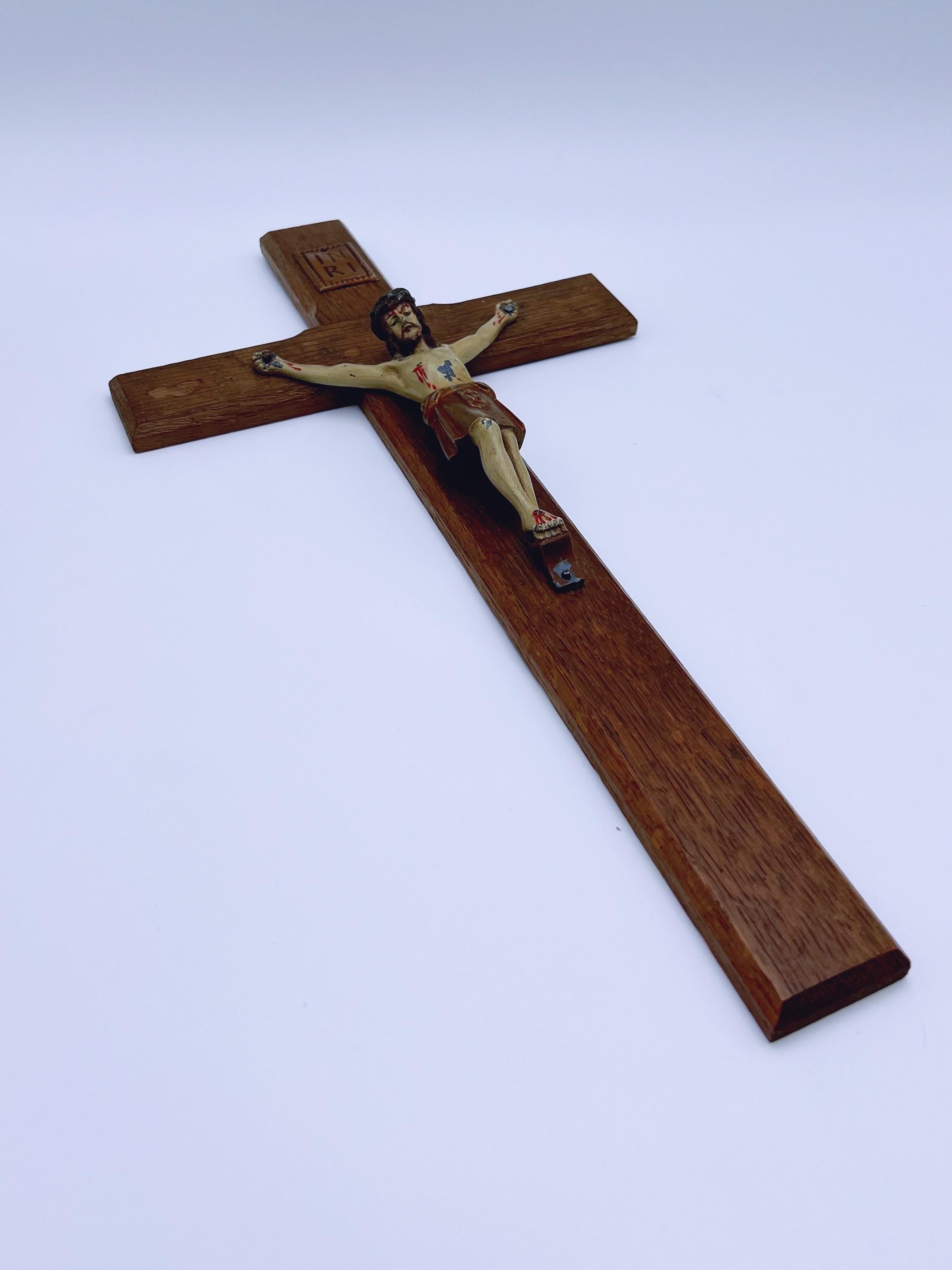 Antiker Wandbehang Kruzifix / Kreuz & Corpus Christi aus den frühen 1900er Jahren, ca. 1900. 

Rustikales Metall mit original gemalter Dekoration des Corpus Christi auf einem Eichenkreuz. Inschrift auf der Rückseite in norwegischer Sprache: 