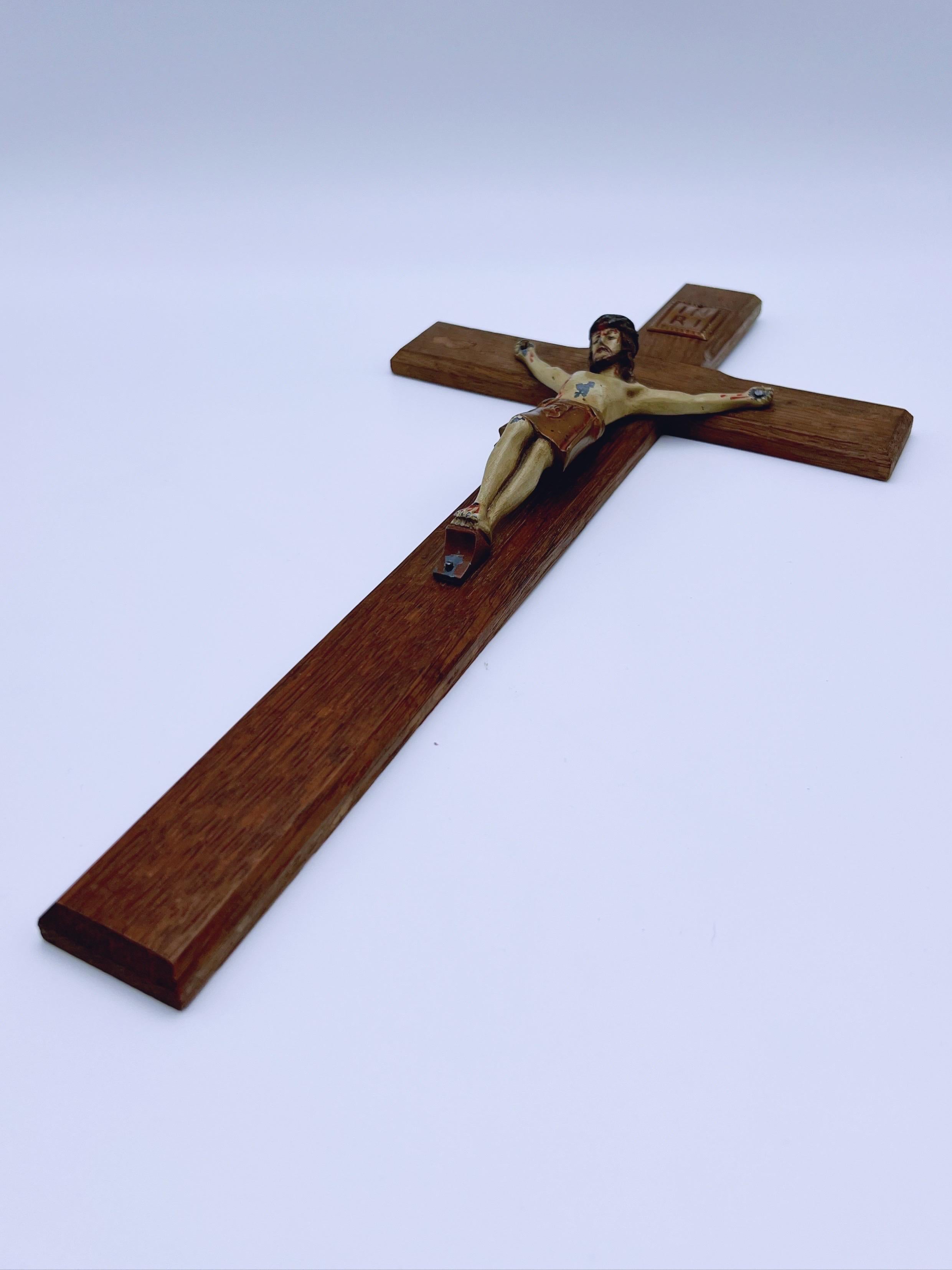 Antikes RUSTIC Wandbehangskreuz aus Metall auf Eichenholzkreuz (Rustikal) im Angebot