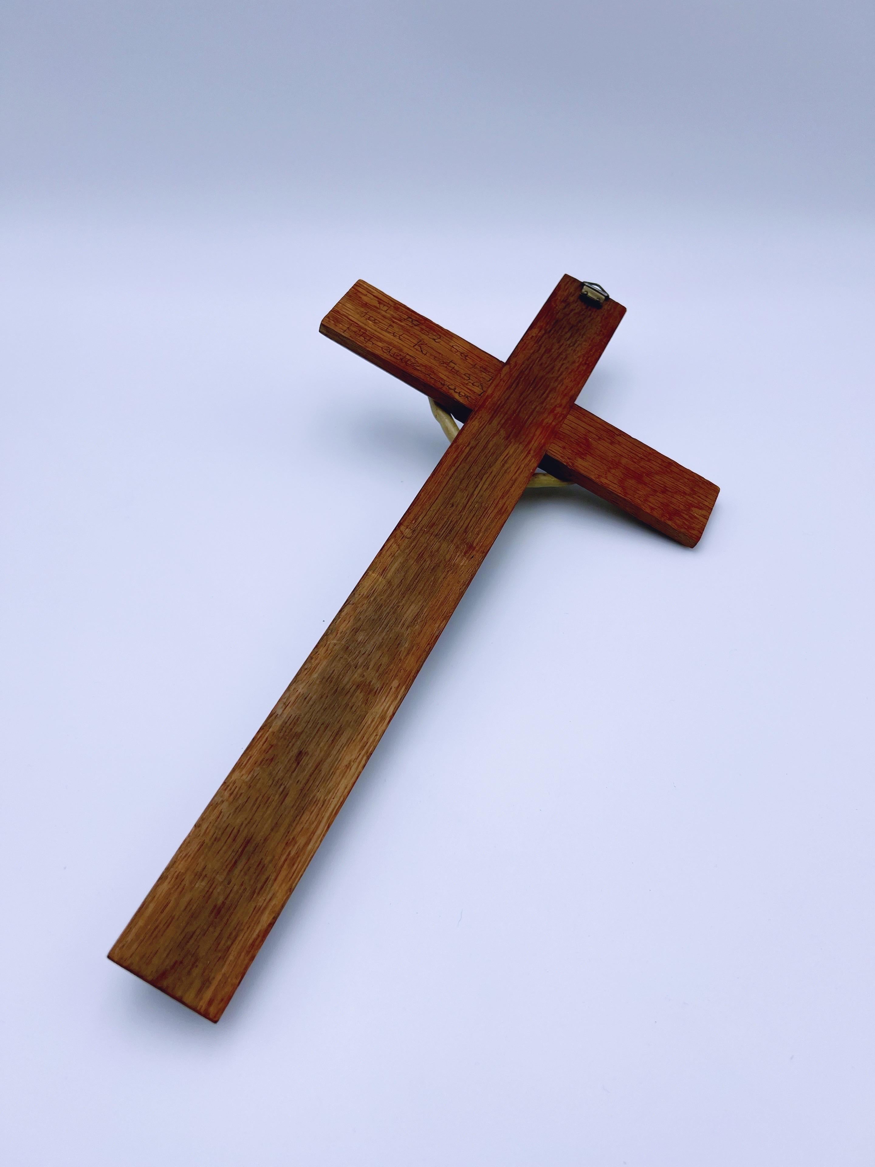 Antikes RUSTIC Wandbehangskreuz aus Metall auf Eichenholzkreuz (Frühes 20. Jahrhundert) im Angebot