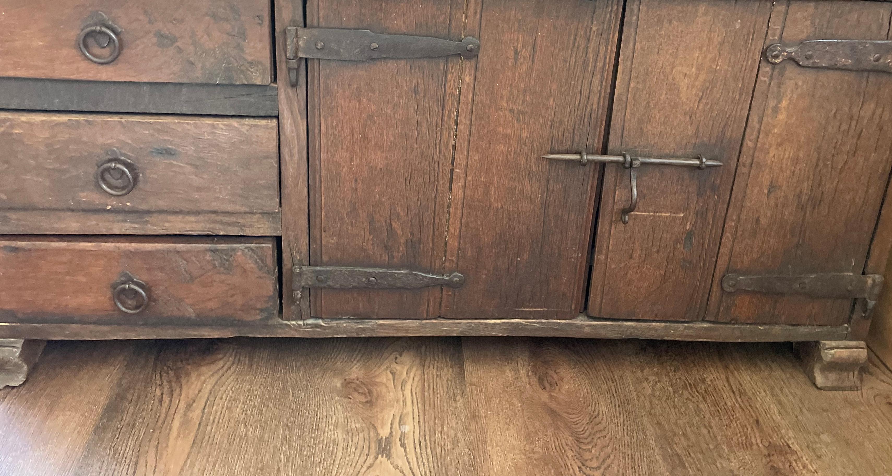 Antico mobile rustico in legno con ferramenta in ferro, fine XIX secolo in vendita 8