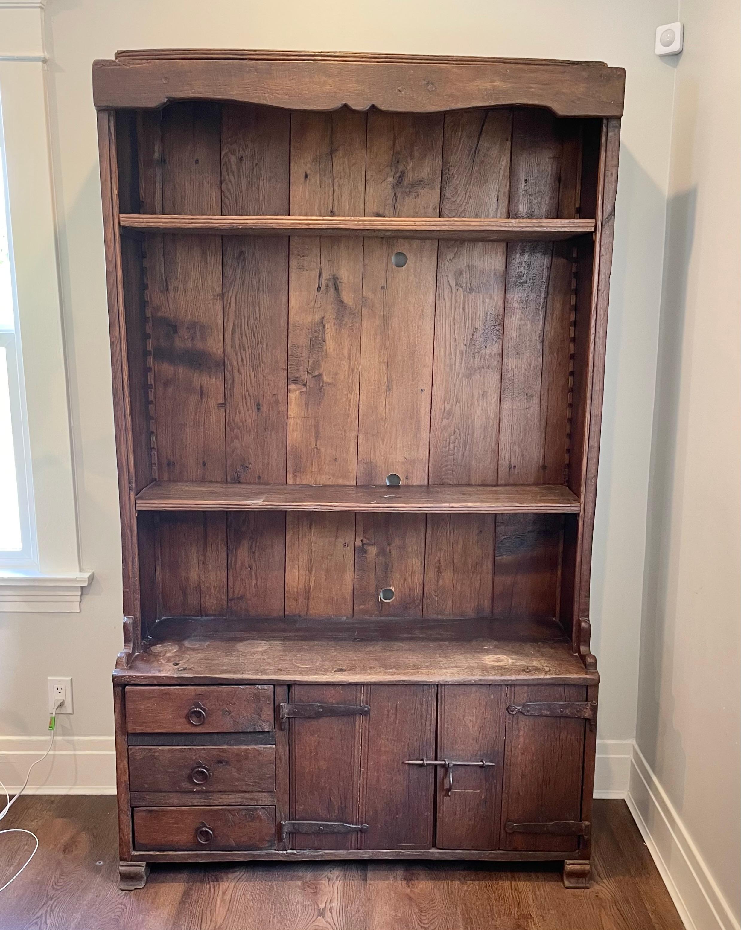 American Craftsman Antico mobile rustico in legno con ferramenta in ferro, fine XIX secolo in vendita