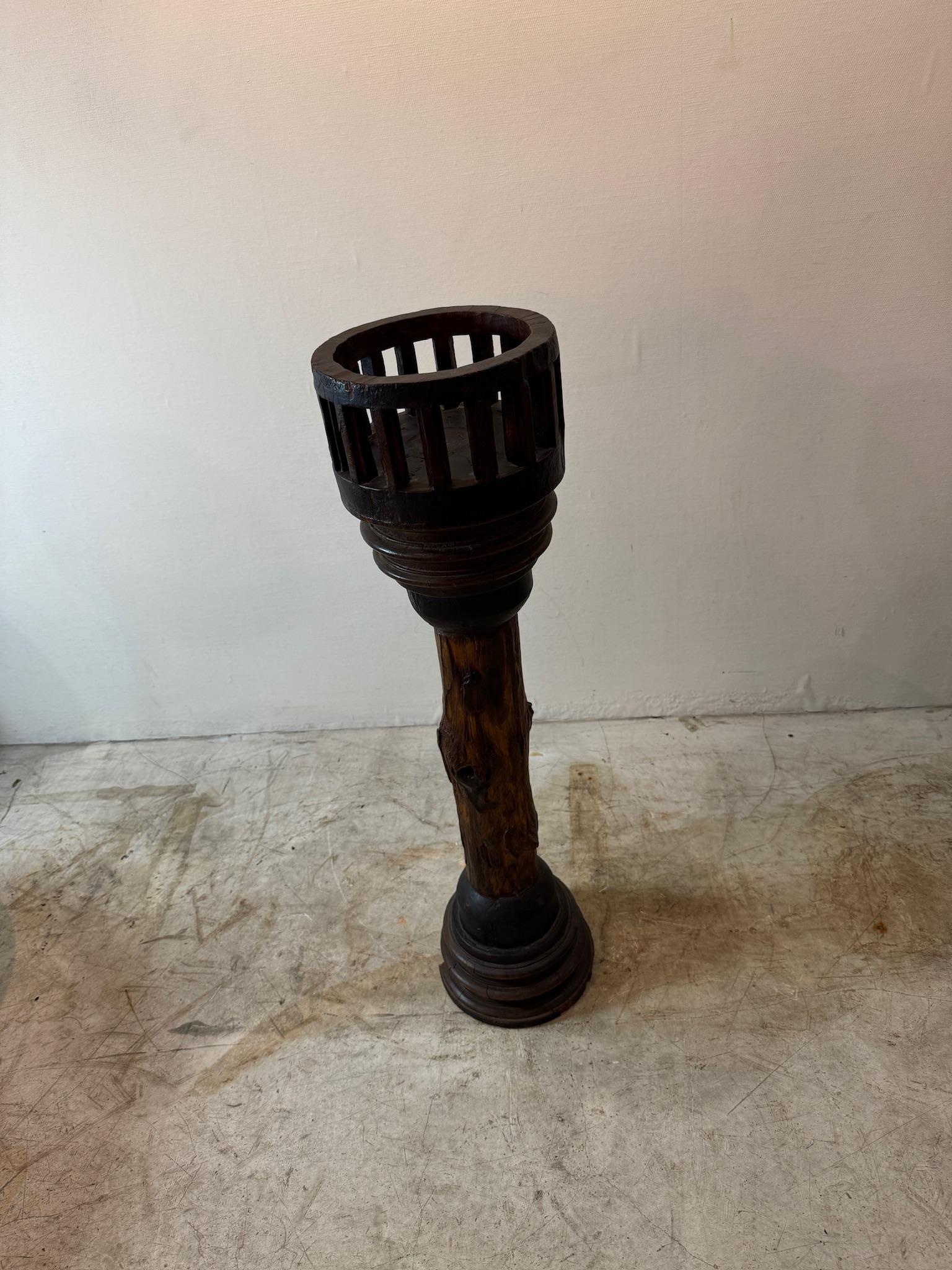 Primitivo Antico supporto per piante in legno rustico con base ad asse di ruote in vendita