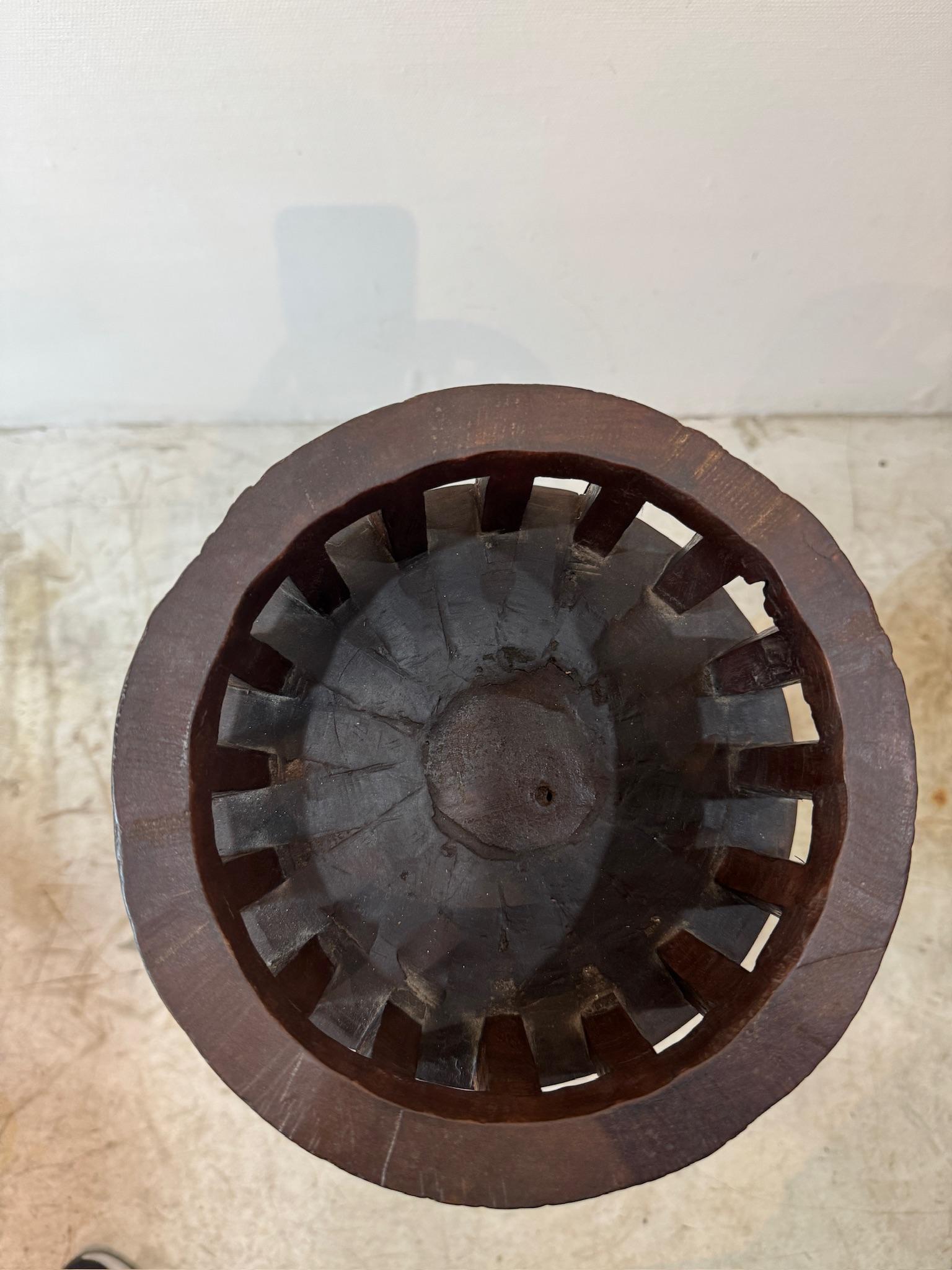 Fatto a mano Antico supporto per piante in legno rustico con base ad asse di ruote in vendita