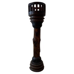 Antique Stand de plantes en bois rustique avec base d'axe de roue