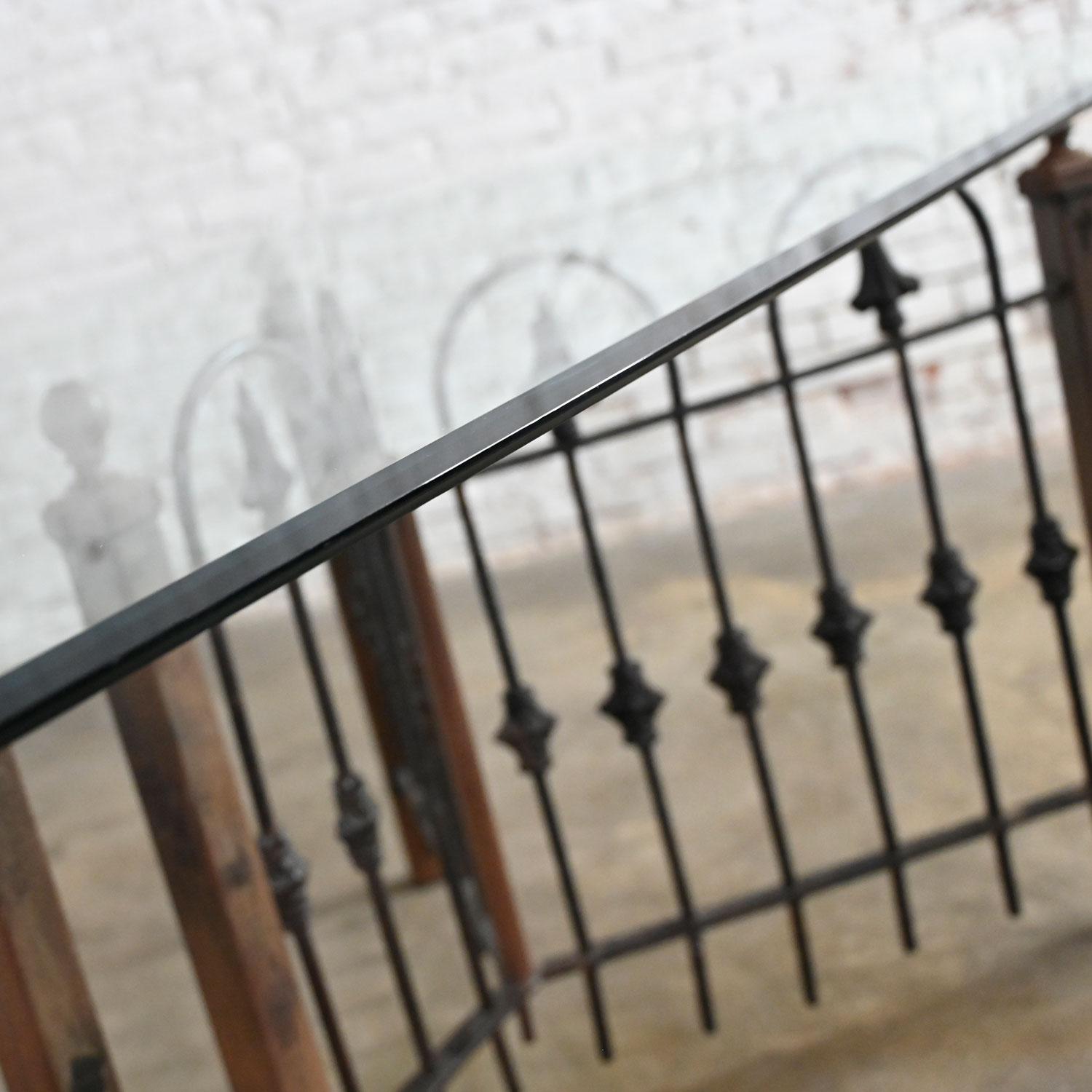 Ancienne table à manger rustique en fer forgé à base de clôture et plateau en verre biseauté, sur mesure en vente 3