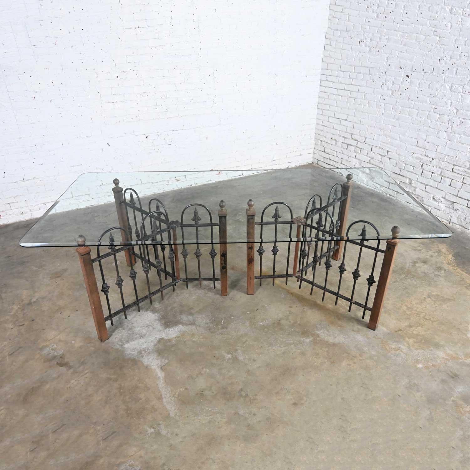 Inconnu Ancienne table à manger rustique en fer forgé à base de clôture et plateau en verre biseauté, sur mesure en vente