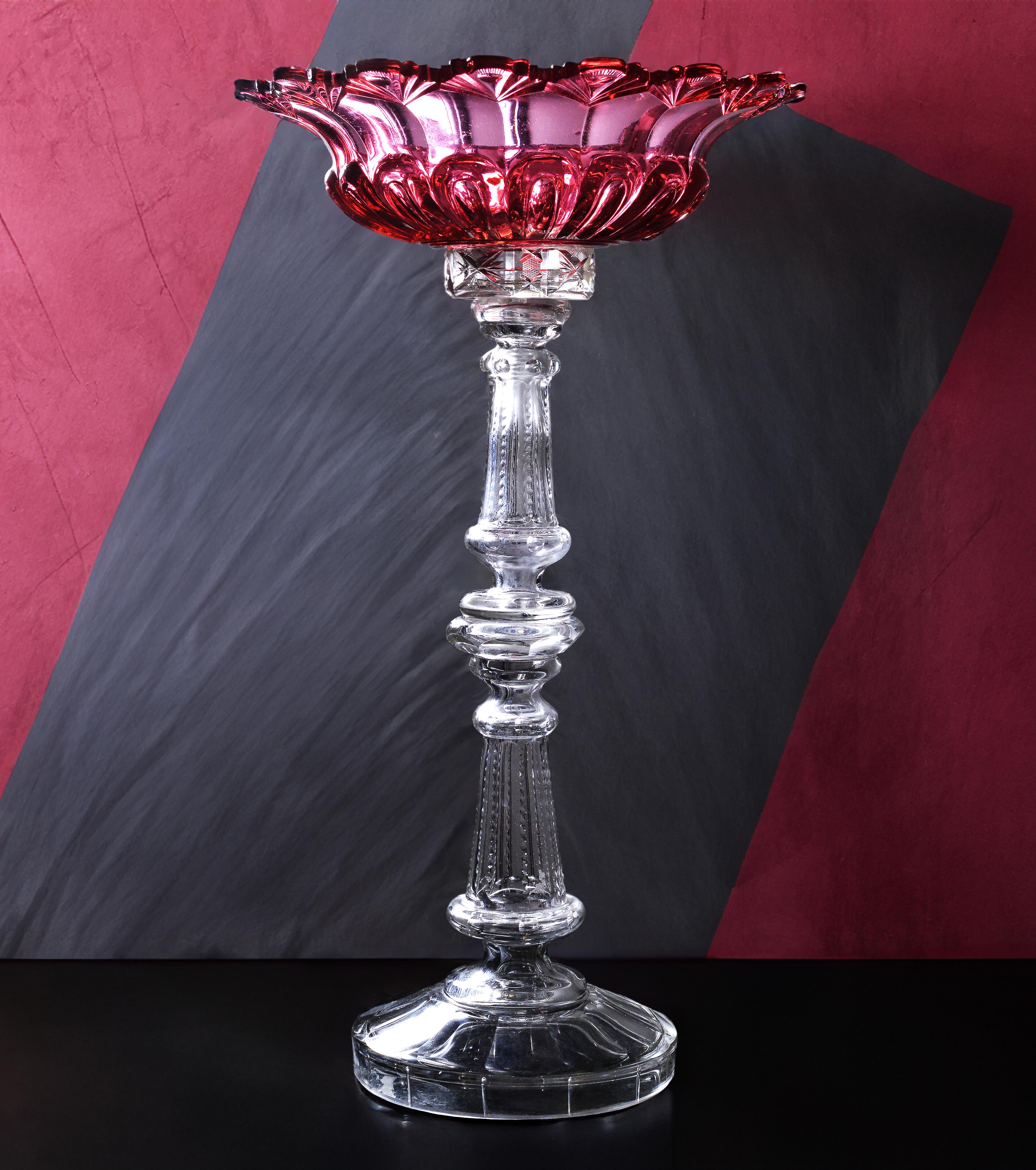 Antique et absolument exclusif, entièrement fabriqué à la main dans la verrerie impériale russe dans la première moitié du 19e siècle. Magnifique combinaison de couleurs, forme unique et architecture du vase à fruits (Tazza). Des œuvres en verre