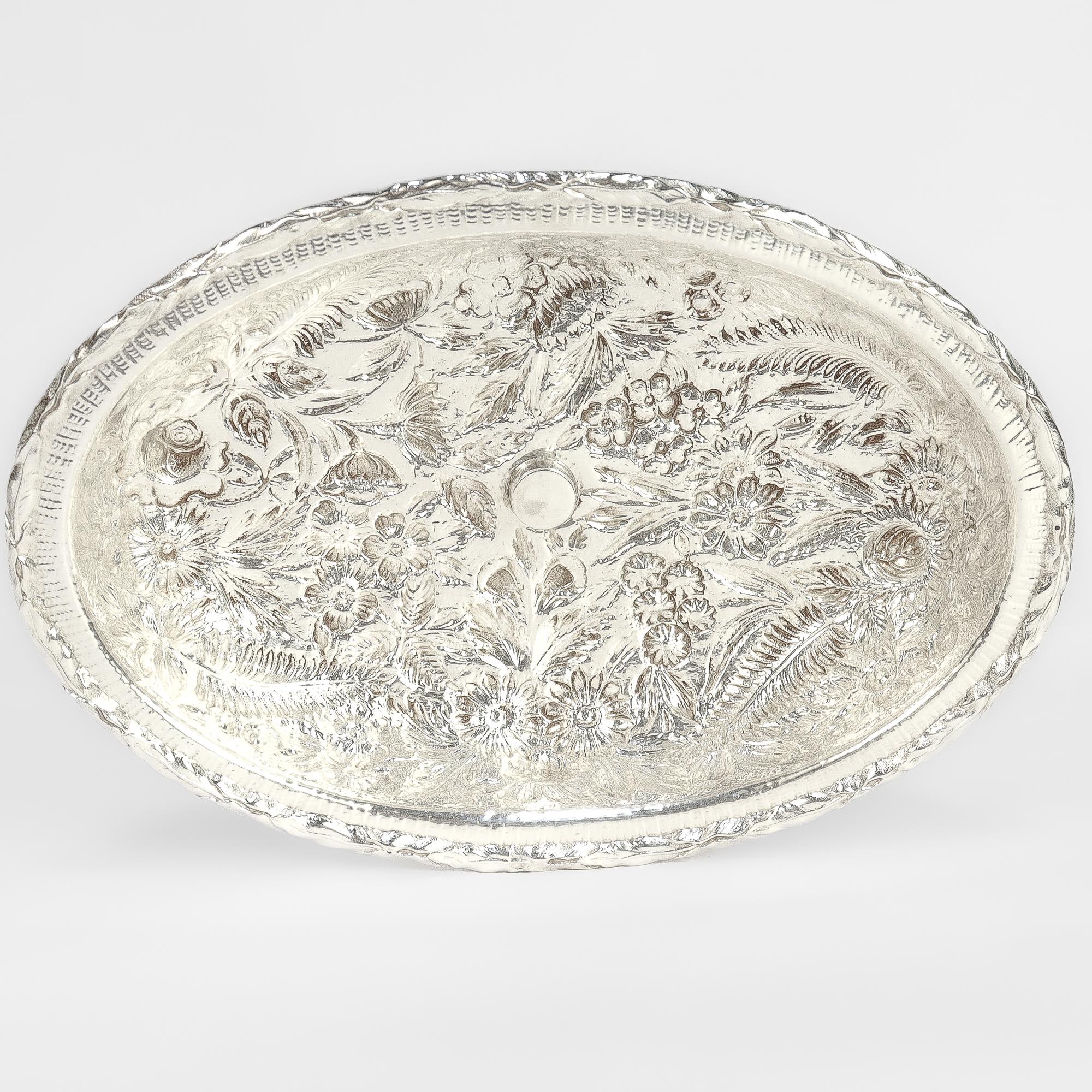 Soupière ou plat à légumes couvert en argent sterling repoussé ancien de S. Kirk & Sons en vente 3