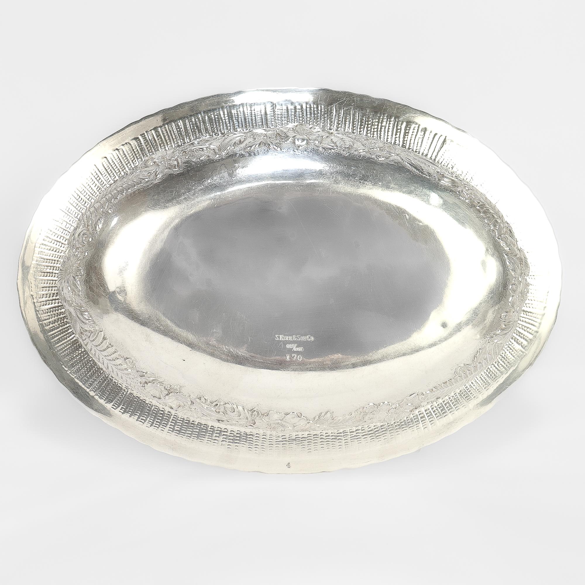Soupière ou plat à légumes couvert en argent sterling repoussé ancien de S. Kirk & Sons en vente 4