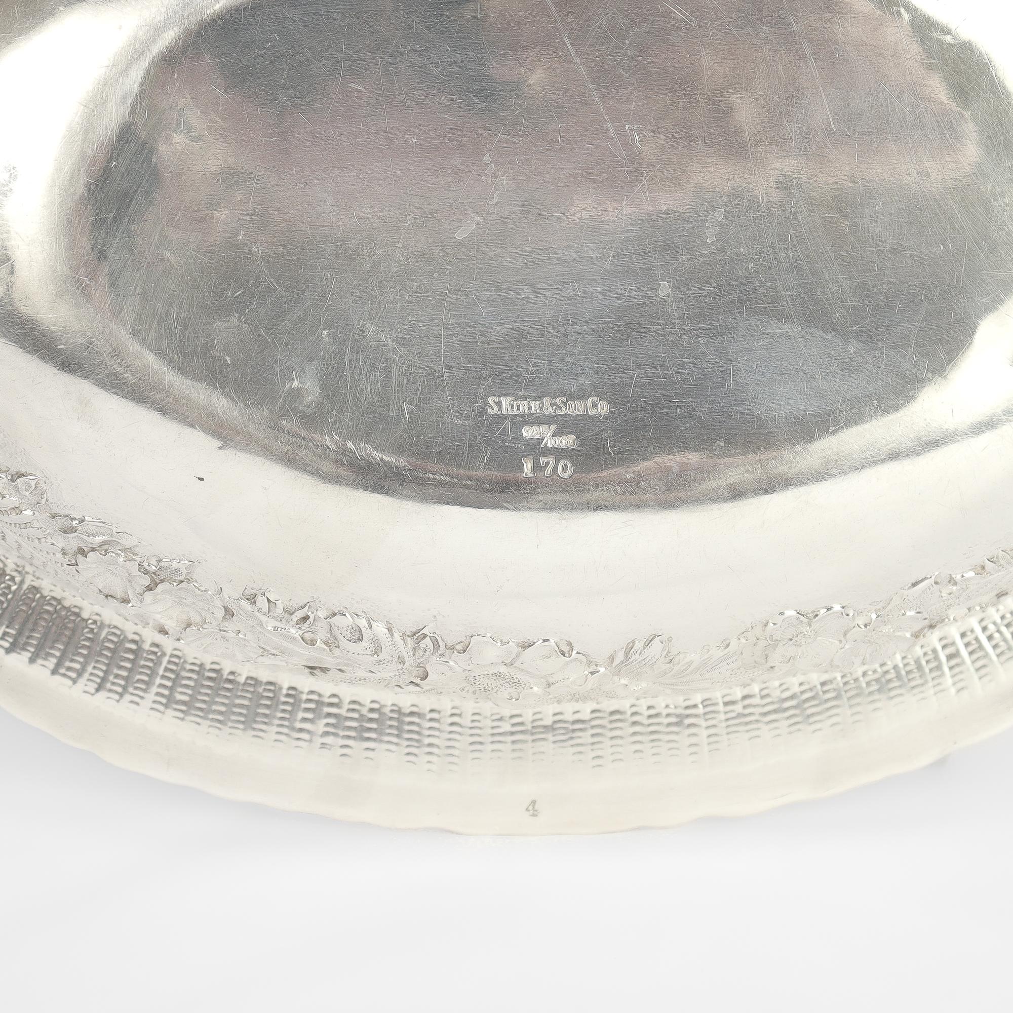 Soupière ou plat à légumes couvert en argent sterling repoussé ancien de S. Kirk & Sons en vente 5
