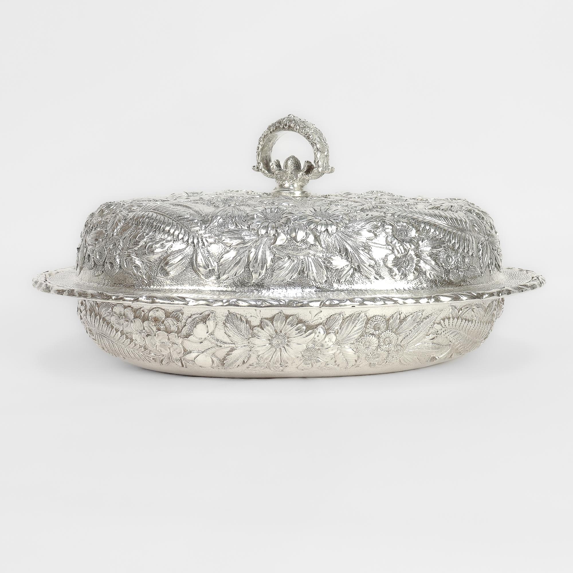 Un légumier couvert en argent américain ancien.

Par Samuel Kirk & Son.

En argent sterling.

Le corps, le couvercle et la poignée sont ornés d'un décor floral repoussé et ciselé.

Marqué à la base.

Tout simplement une magnifique pièce d'argenterie
