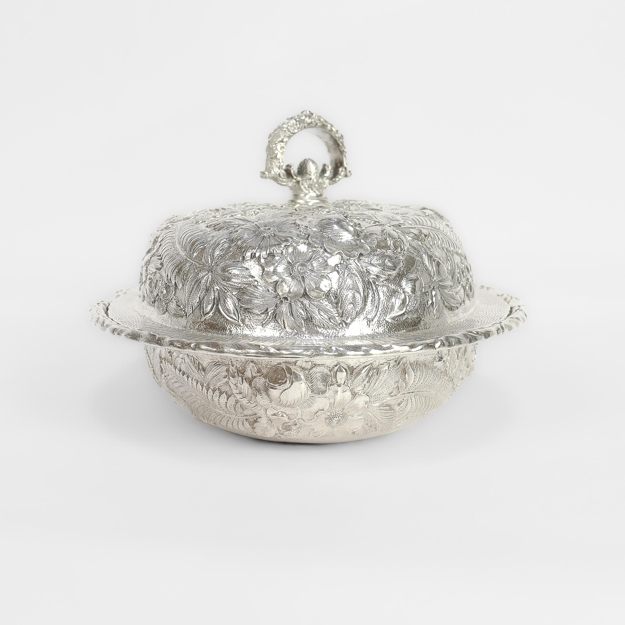 Victorien tardif Soupière ou plat à légumes couvert en argent sterling repoussé ancien de S. Kirk & Sons en vente