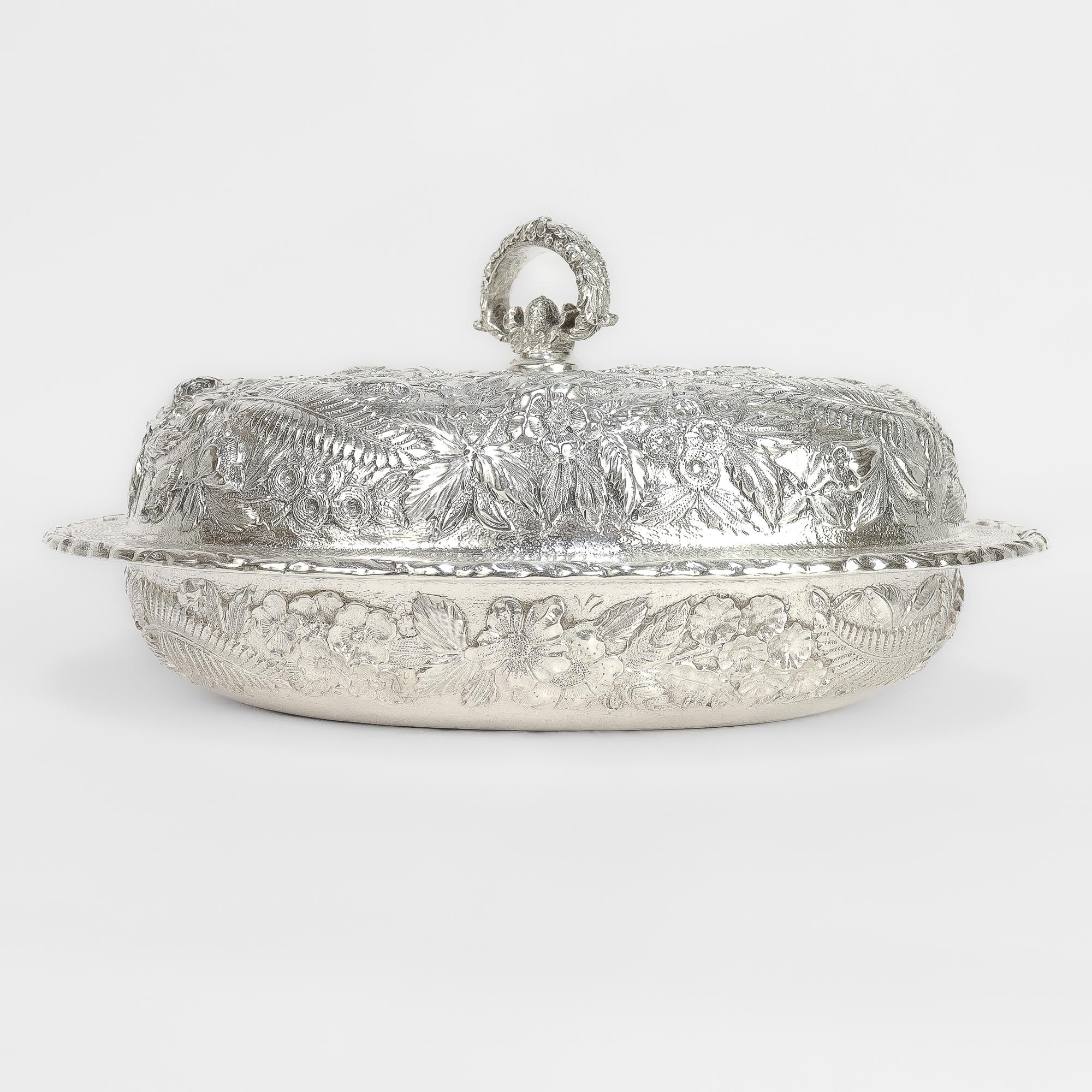 Américain Soupière ou plat à légumes couvert en argent sterling repoussé ancien de S. Kirk & Sons en vente