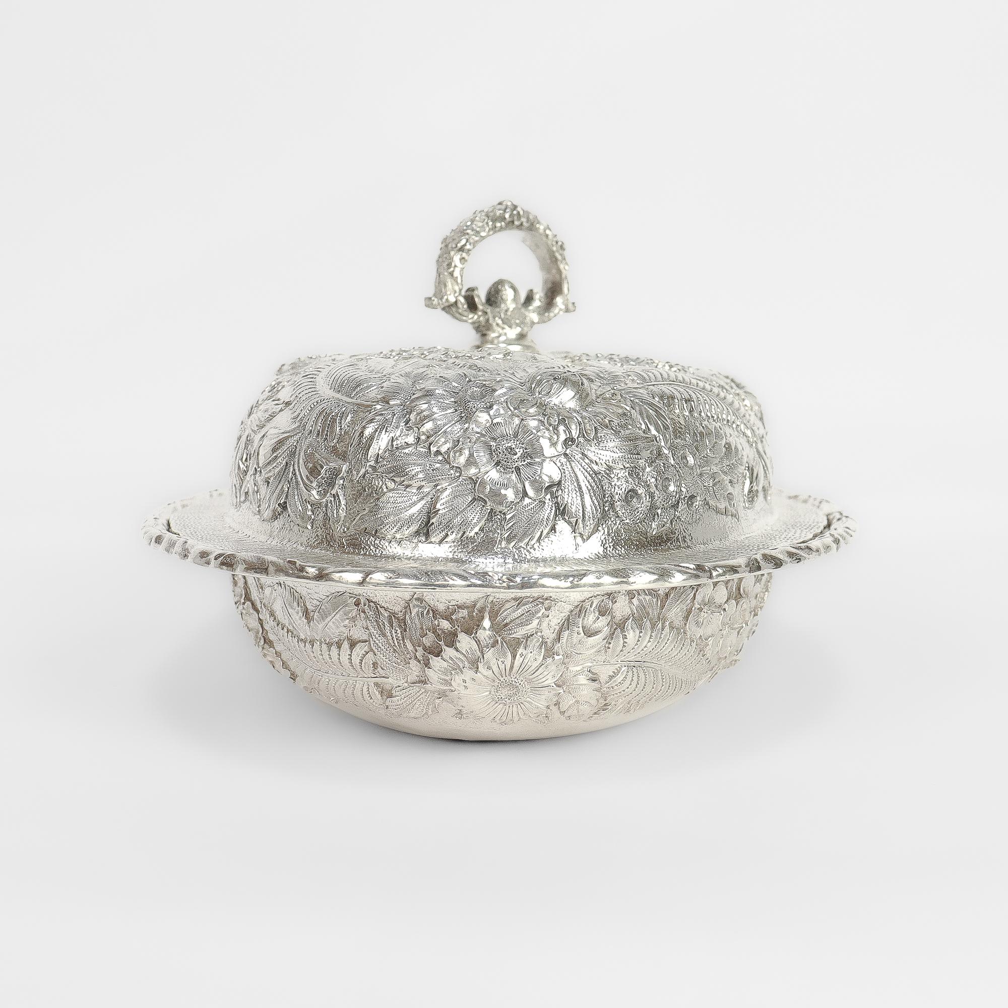 Soupière ou plat à légumes couvert en argent sterling repoussé ancien de S. Kirk & Sons Bon état - En vente à Philadelphia, PA