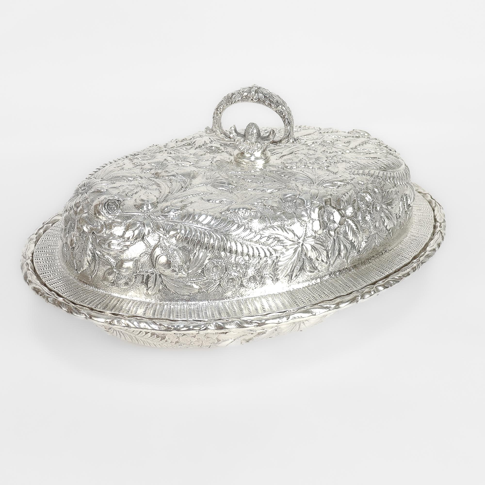 20ième siècle Soupière ou plat à légumes couvert en argent sterling repoussé ancien de S. Kirk & Sons en vente