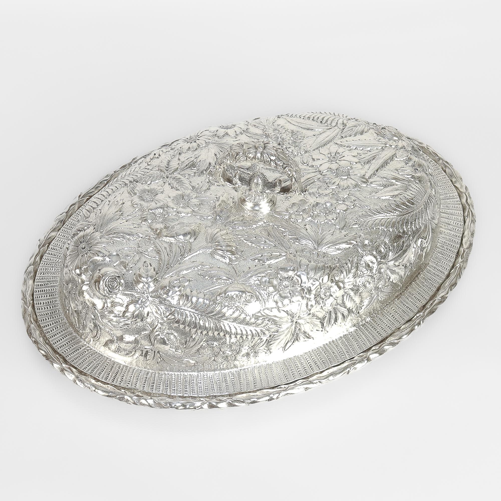 Argent sterling Soupière ou plat à légumes couvert en argent sterling repoussé ancien de S. Kirk & Sons en vente