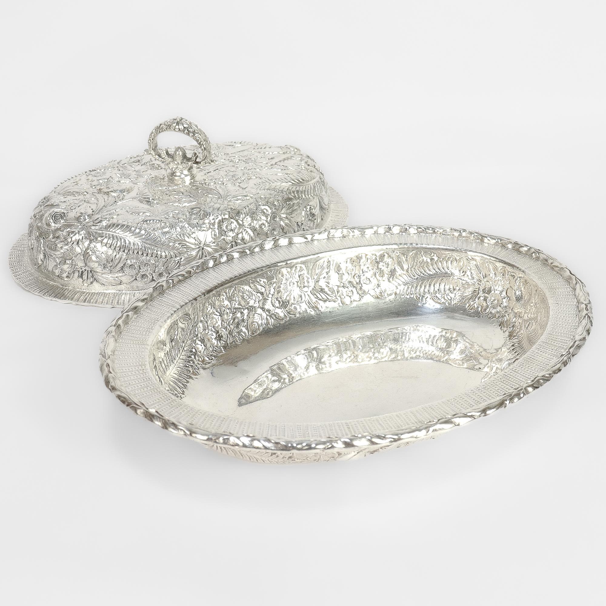 Soupière ou plat à légumes couvert en argent sterling repoussé ancien de S. Kirk & Sons en vente 1
