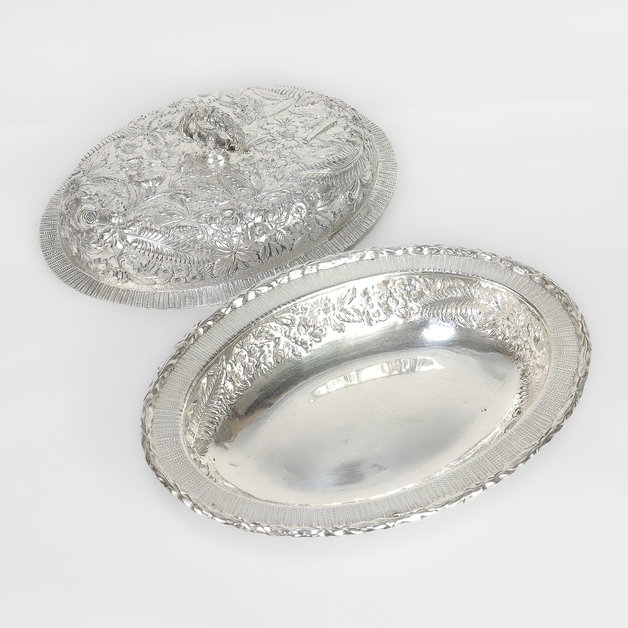 Soupière ou plat à légumes couvert en argent sterling repoussé ancien de S. Kirk & Sons en vente 2