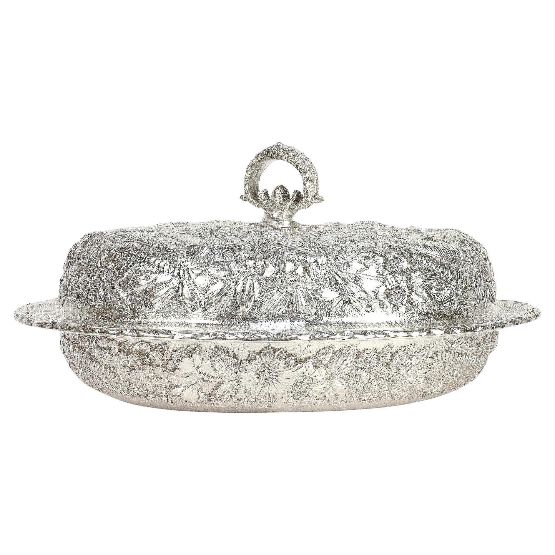 Soupière ou plat à légumes couvert en argent sterling repoussé ancien de S. Kirk & Sons en vente
