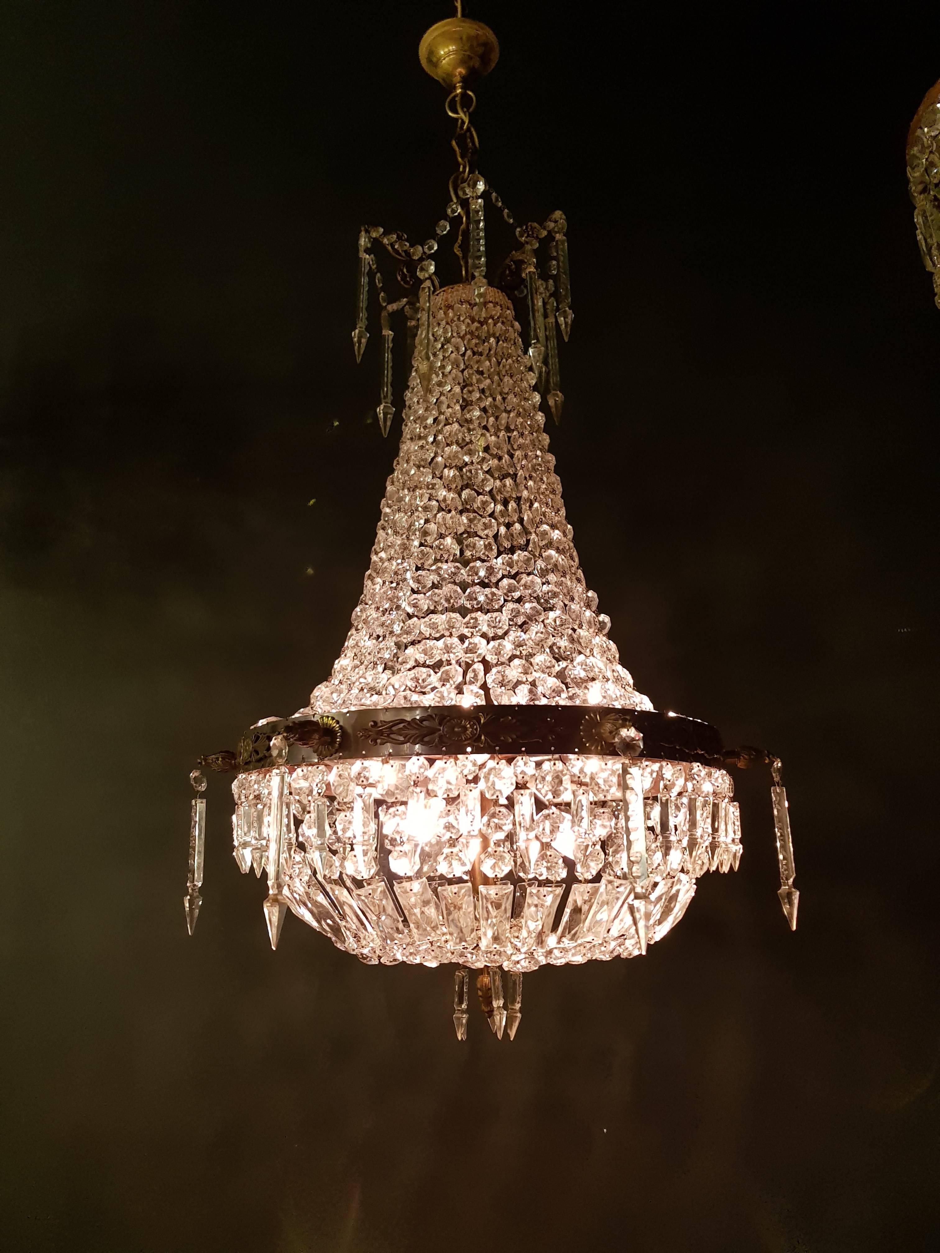 Original preserved Sac a Pearl crystal chandelier, circa 1930. Cabling completely renewed. Crystal hand-knotted
Measures: Total height: 120 cm, height without chain: 90 cm, diameter 60 cm, weight (approximately) 9kg.

Number of lights: nine-light