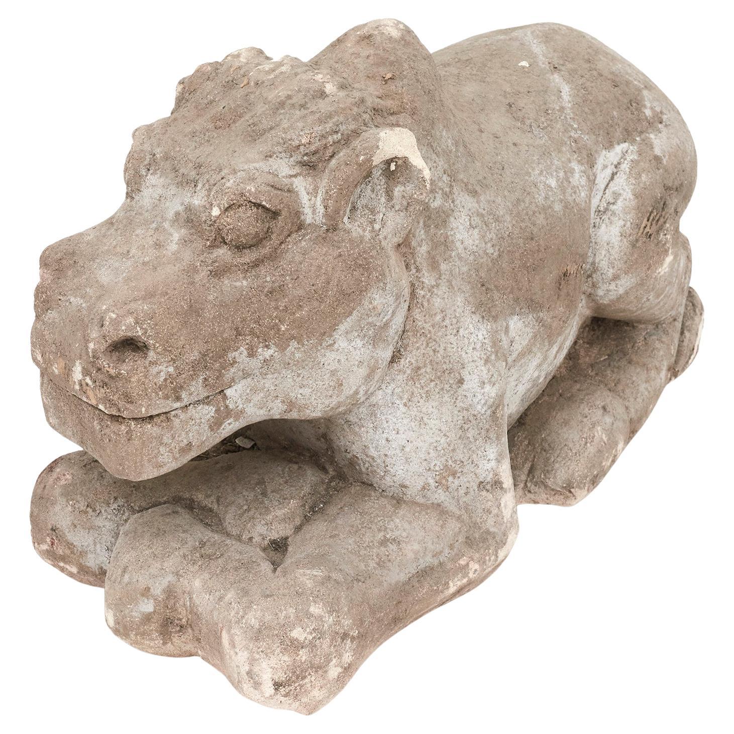 Ancienne sculpture sacrée de vache en grès sculpté provenant d'un temple hindou