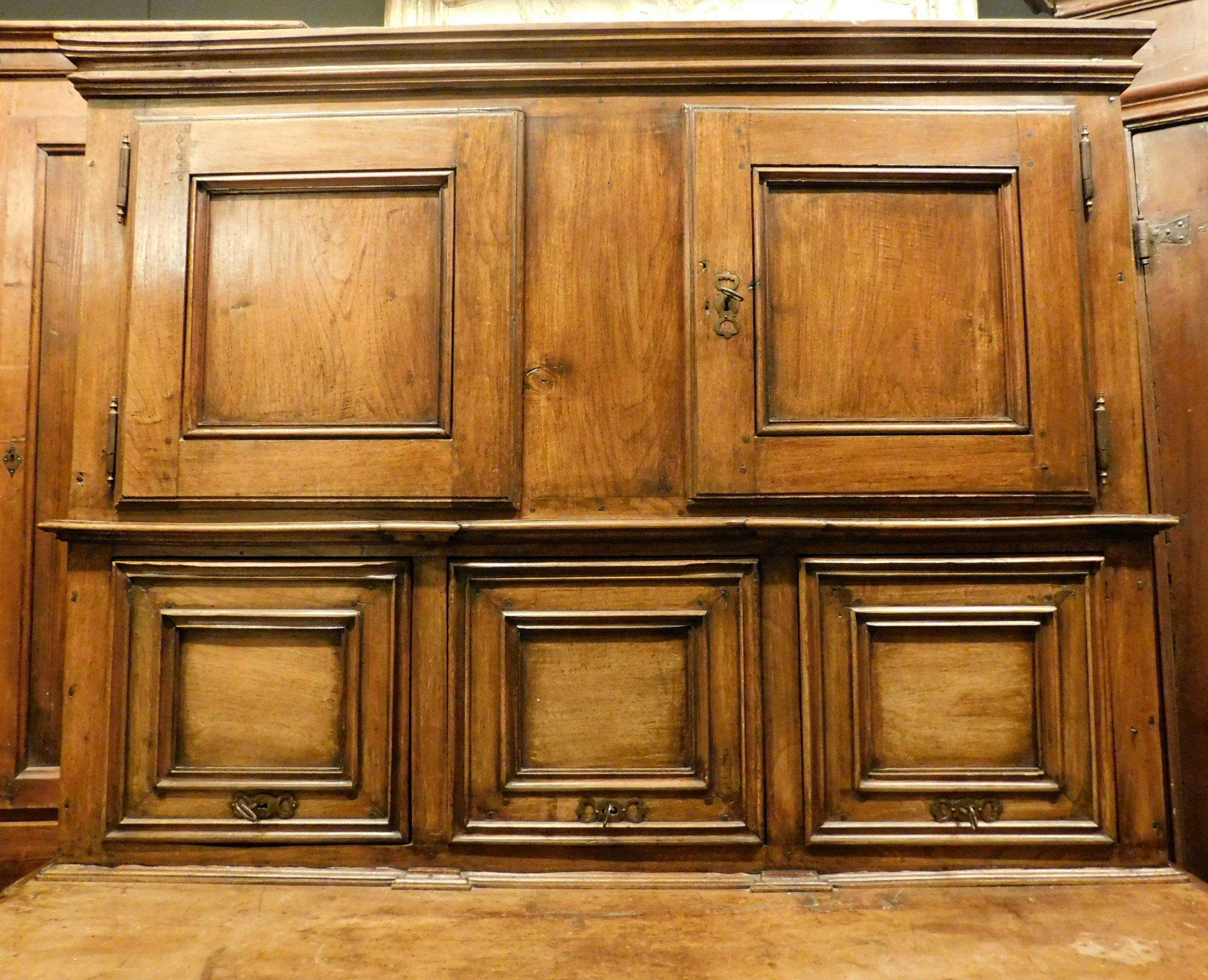 Ancienne armoire de sacristie en noyer avec socle, 18e siècle, Italie en vente 5