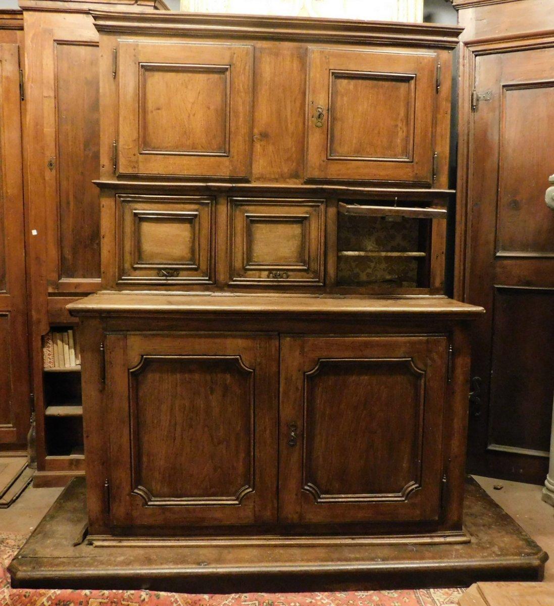 Meuble de sacristie ancien, meuble à double corps, entièrement sculpté à la main dans les panneaux, en bois précieux de noyer, complet avec une base de scène surélevée, avec des portes supérieures et inférieures et des portes centrales qui