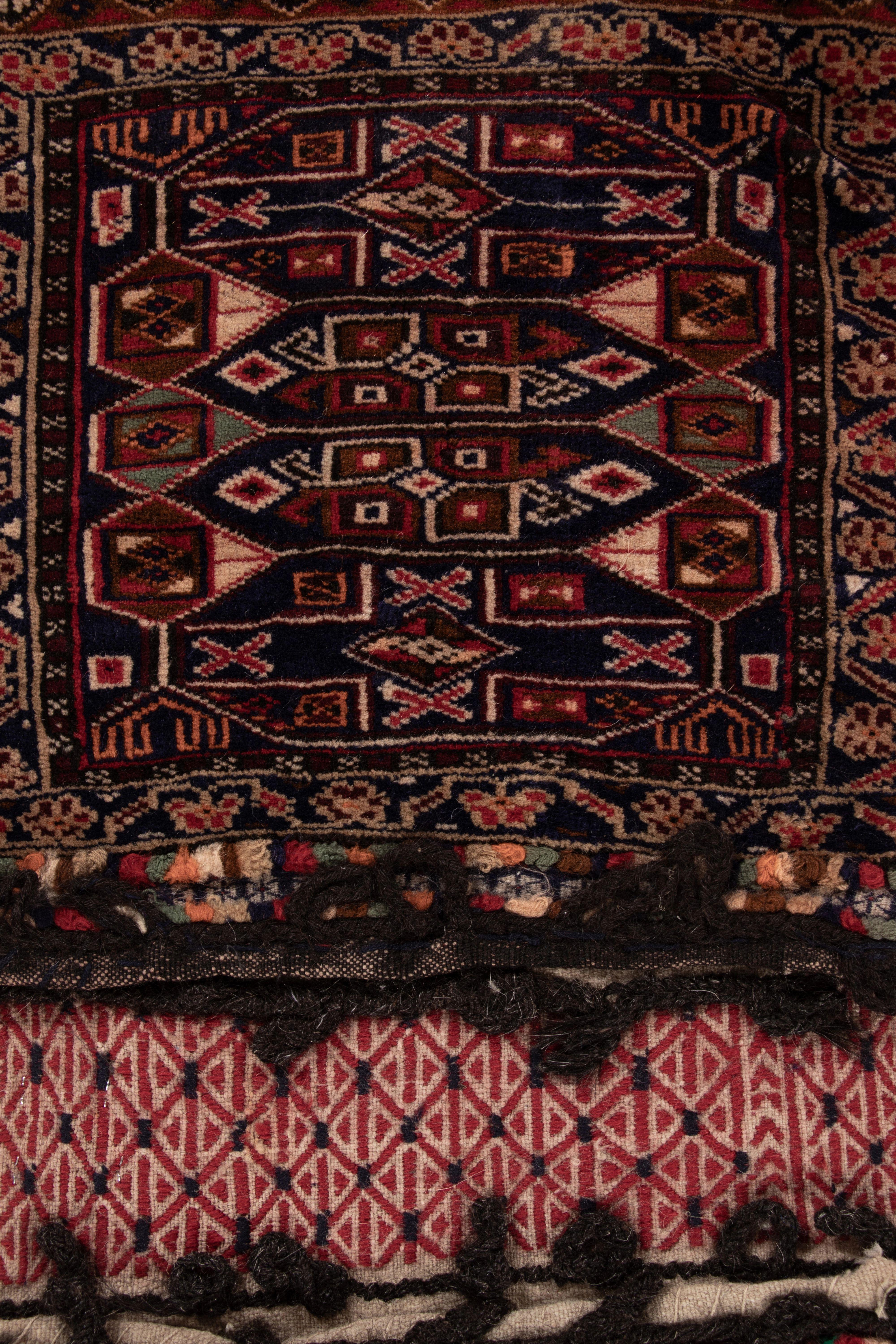  Noué à la main en laine vers 1910-1920, ce tapis de 2 x 4 est une ancienne sacoche de selle - un textile de collection autrefois utilisé par les tribus nomades dans leur vie quotidienne - une nouvelle acquisition exceptionnelle dans l'éminente