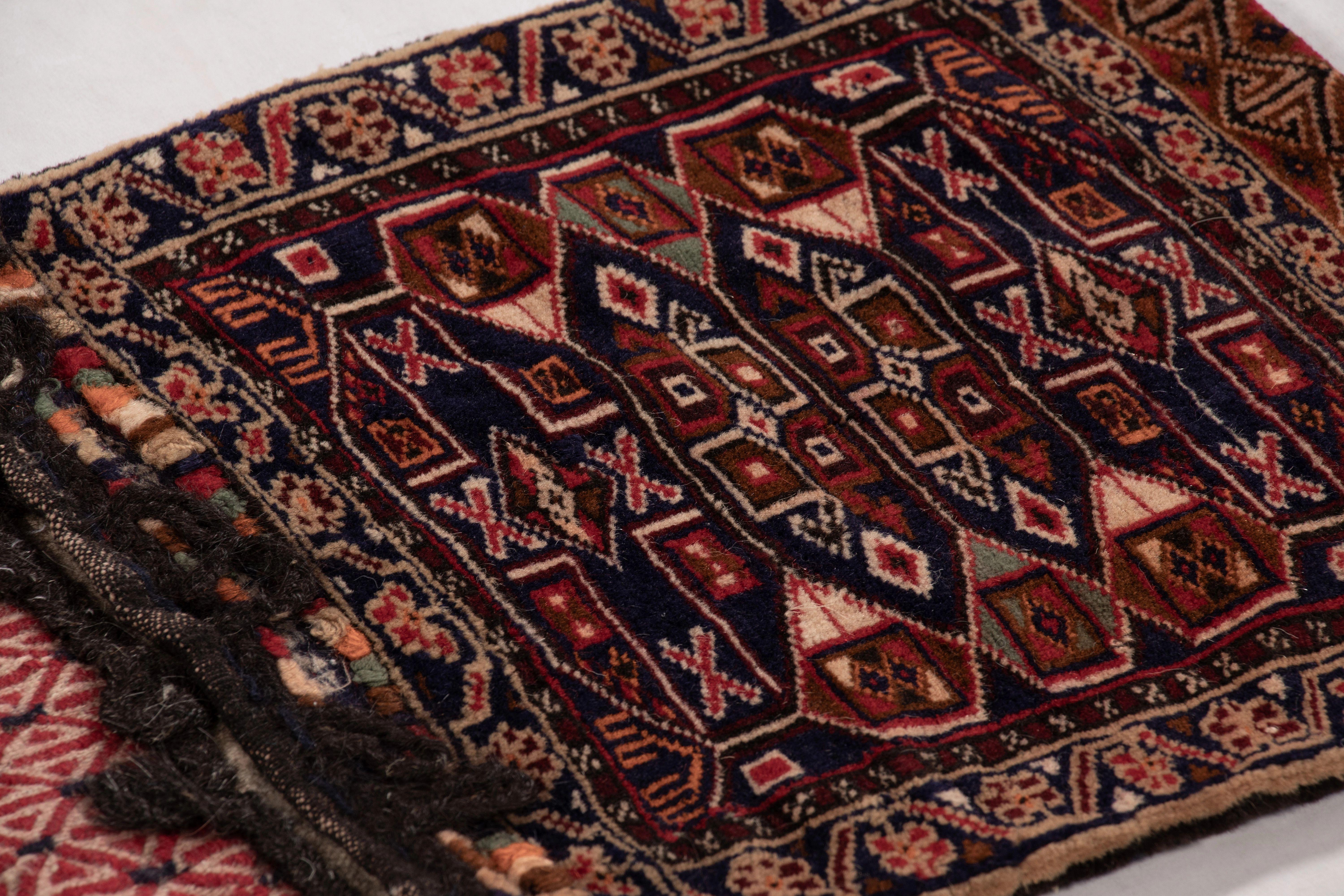 Pakistanais Sac de selle ancien Textile tribal avec motifs géométriques archaïques - Rug & Kilim en vente