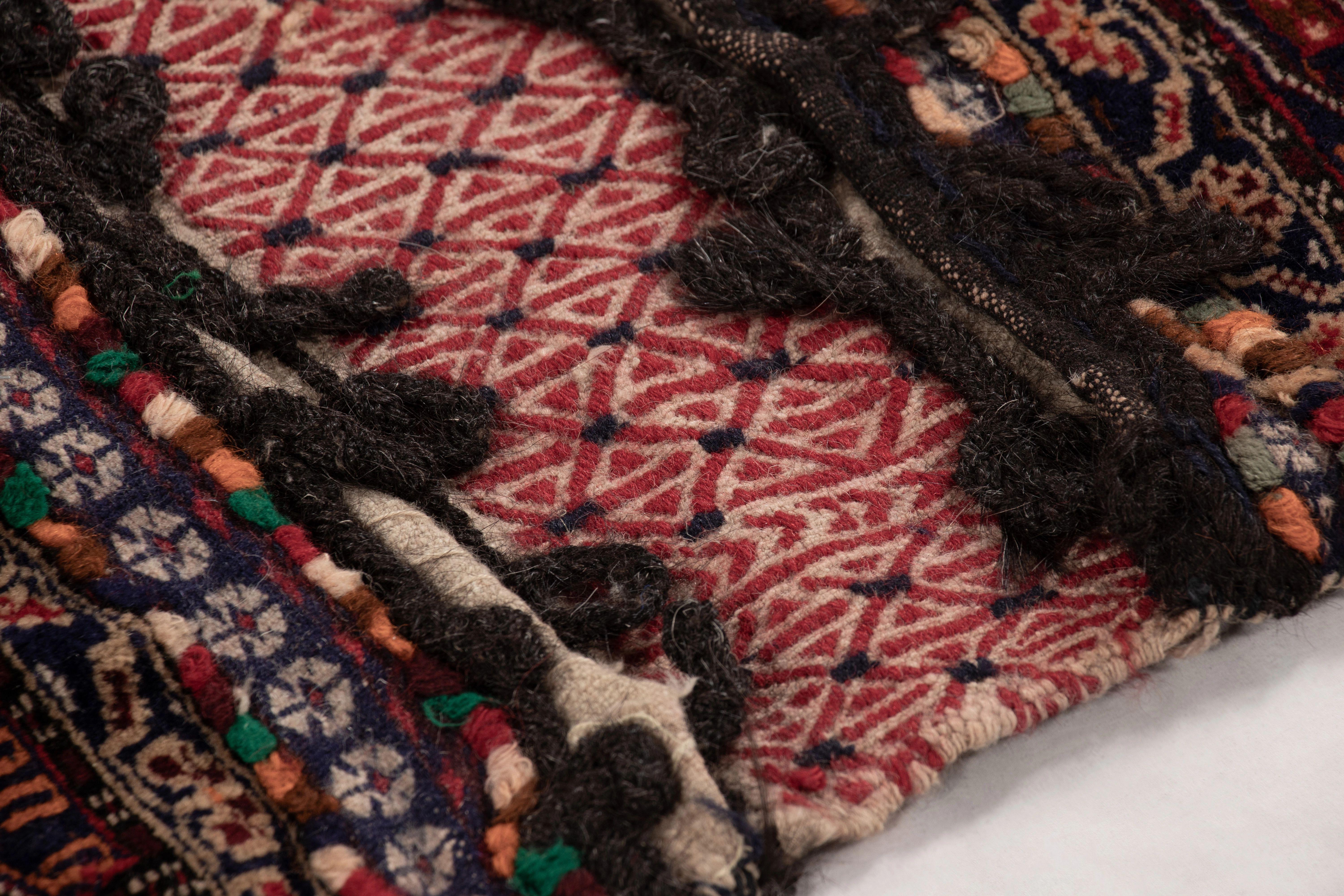 Noué à la main Sac de selle ancien Textile tribal avec motifs géométriques archaïques - Rug & Kilim en vente