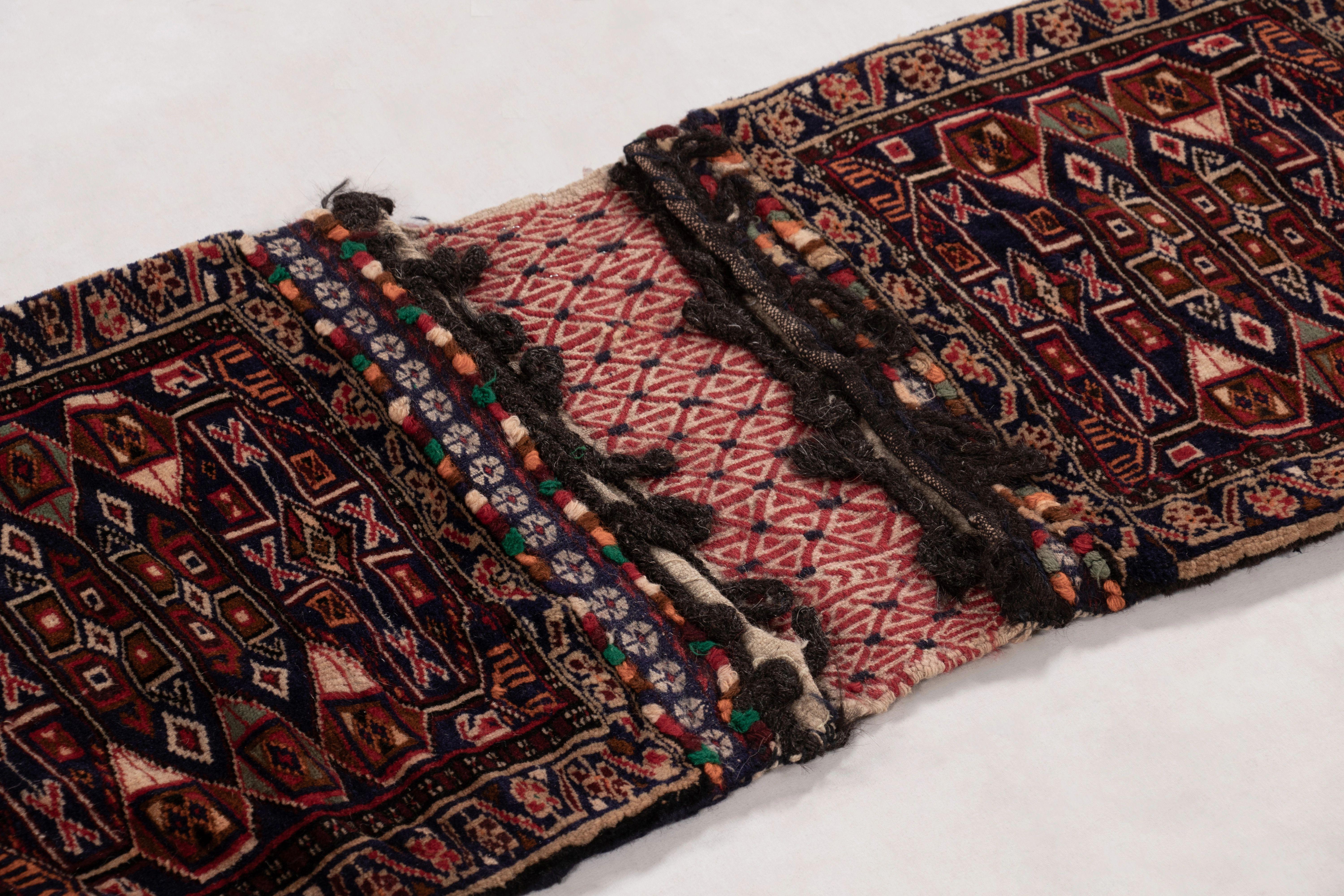 Début du 20ème siècle Sac de selle ancien Textile tribal avec motifs géométriques archaïques - Rug & Kilim en vente