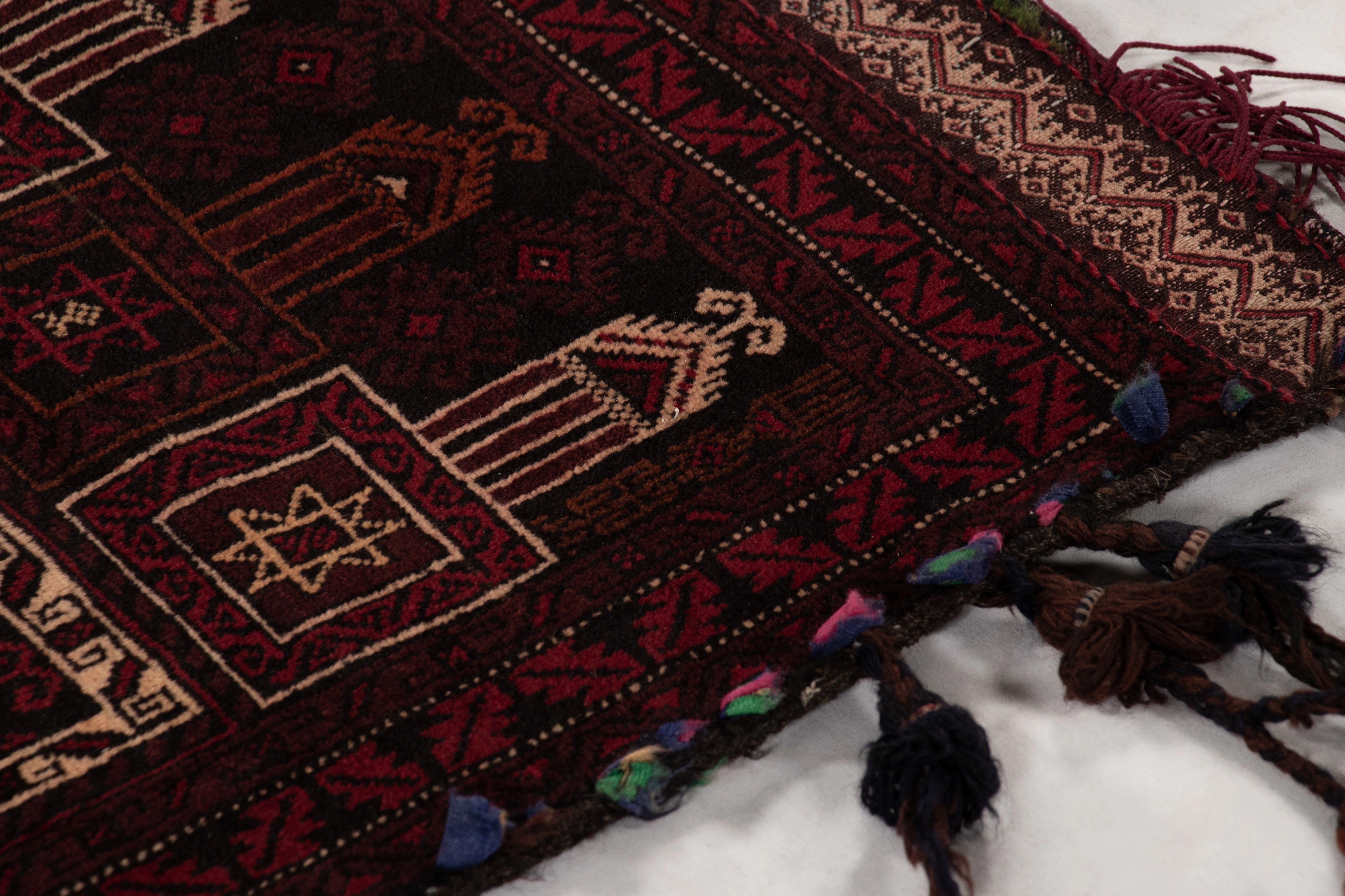 Noué à la main en laine vers 1910-1920, ce tapis de 2 x 4 est une ancienne sacoche de selle - un textile de collection autrefois utilisé par les tribus nomades dans leur vie quotidienne - une nouvelle acquisition exceptionnelle dans l'éminente