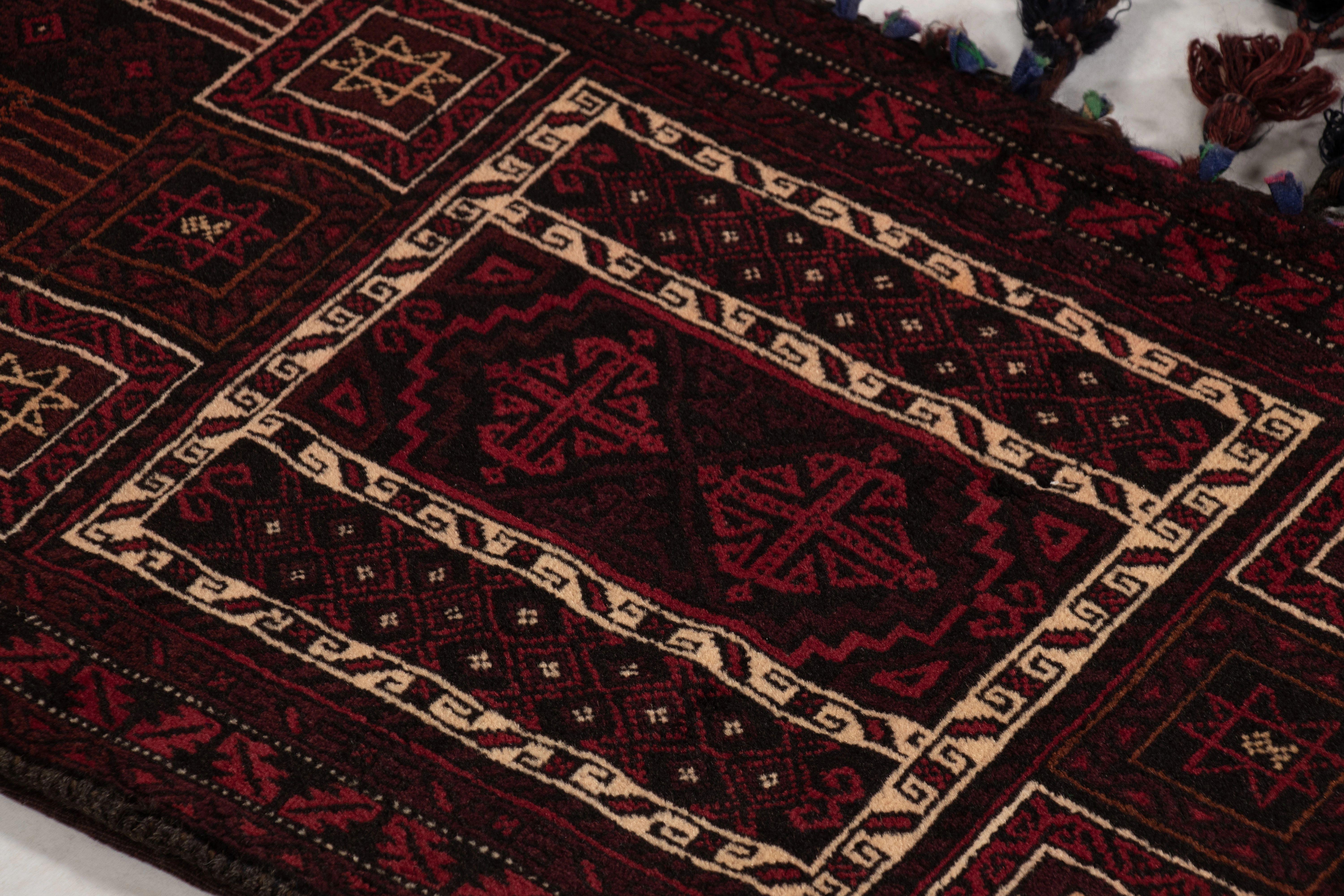 Pakistanais Sacoche ancienne Textile tribal à motifs géométriques bourgogne - Rug & Kilim en vente