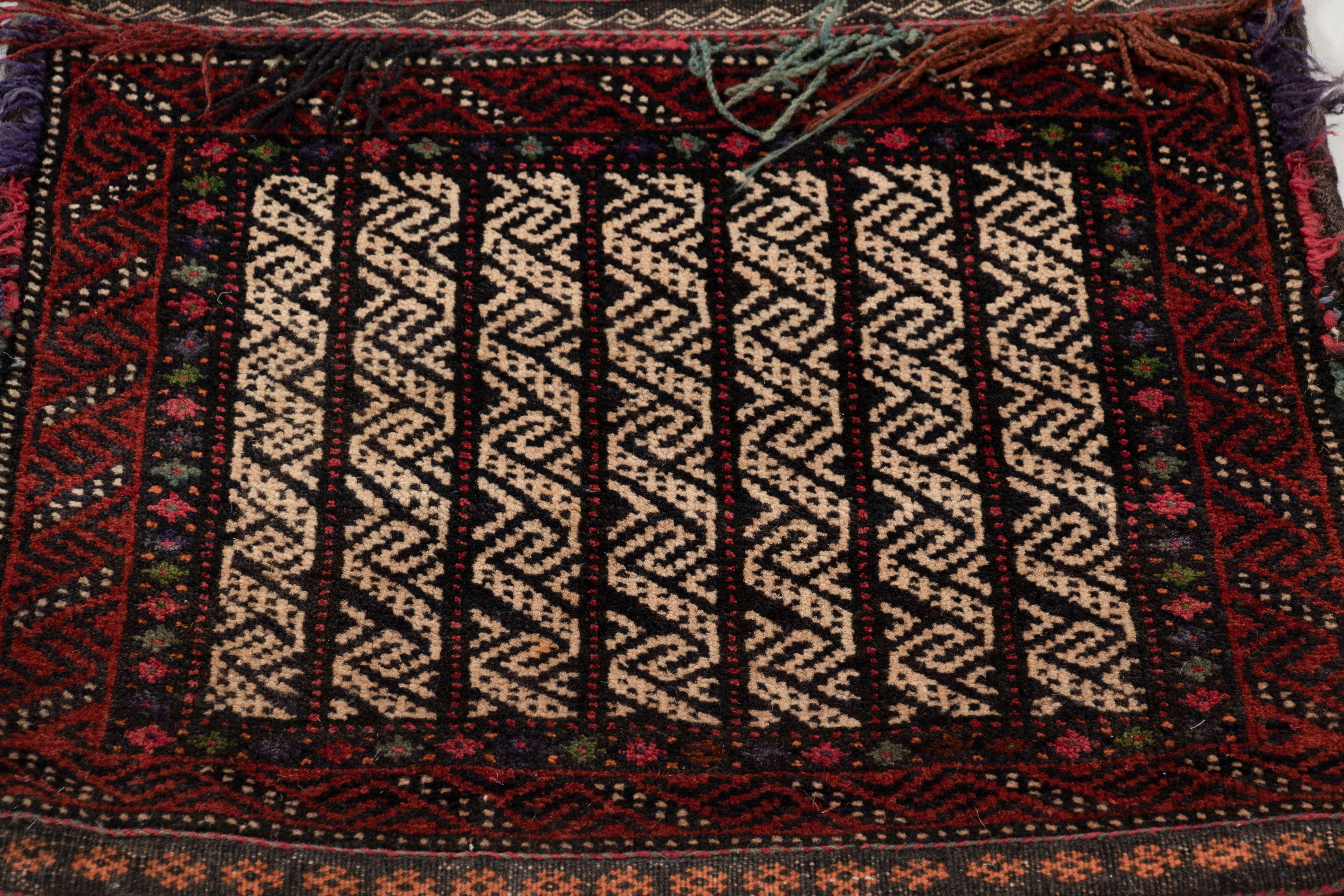 Antike Satteltasche Stammestextil mit reichen geometrischen Mustern - Rug & Kilim (Stammeskunst) im Angebot