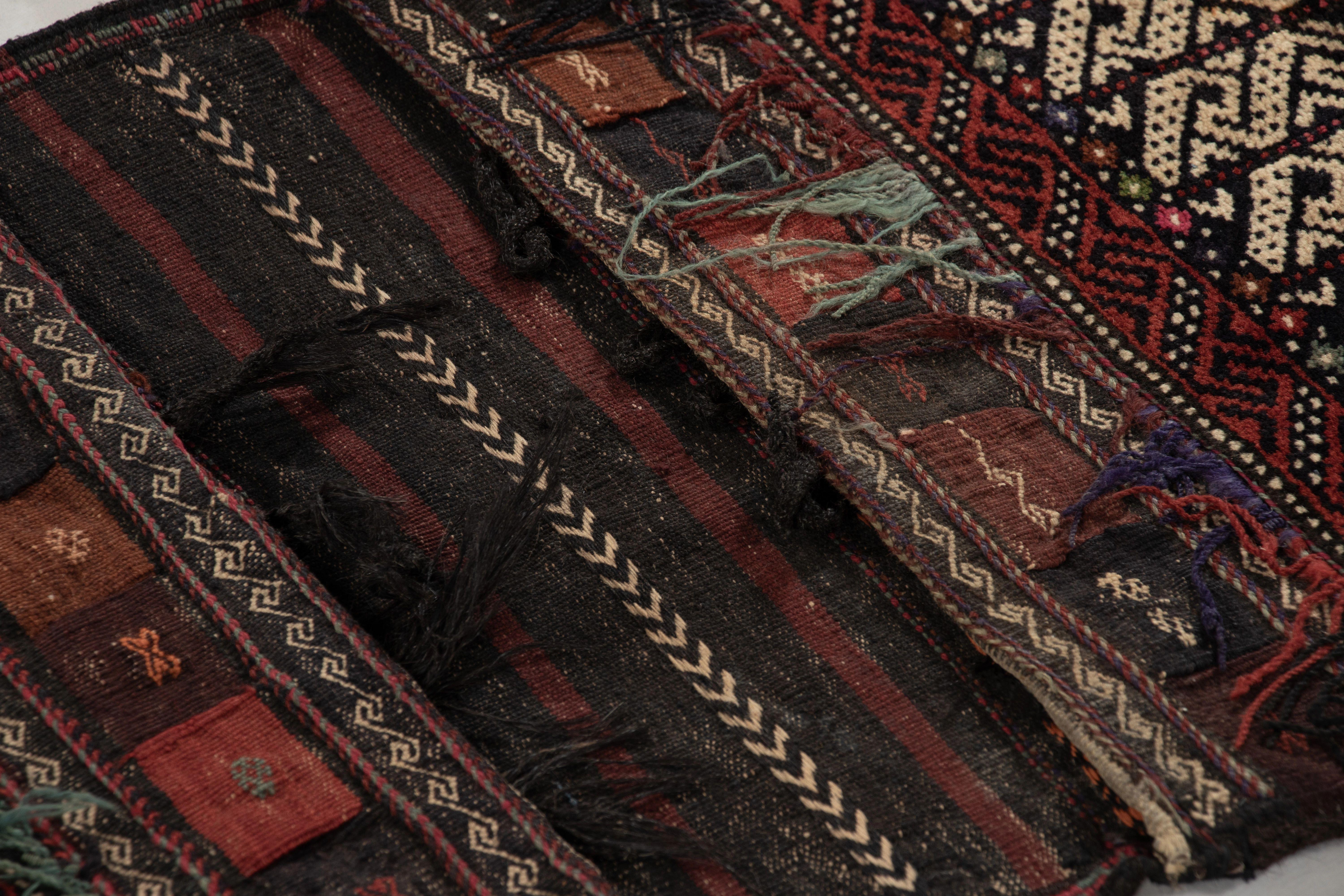 Antike Satteltasche Stammestextil mit reichen geometrischen Mustern - Rug & Kilim (Pakistanisch) im Angebot