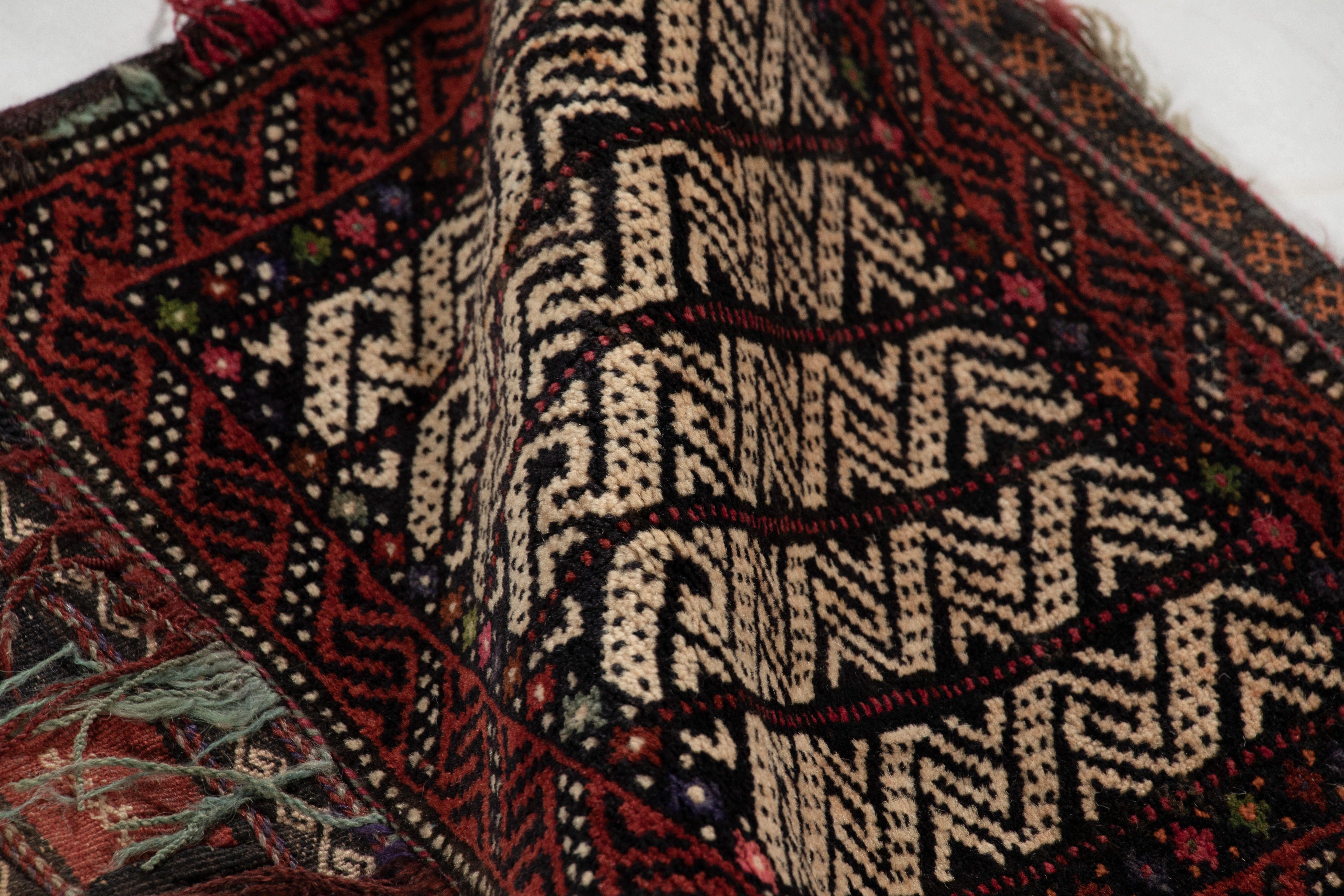 Antike Satteltasche Stammestextil mit reichen geometrischen Mustern - Rug & Kilim (Handgeknüpft) im Angebot