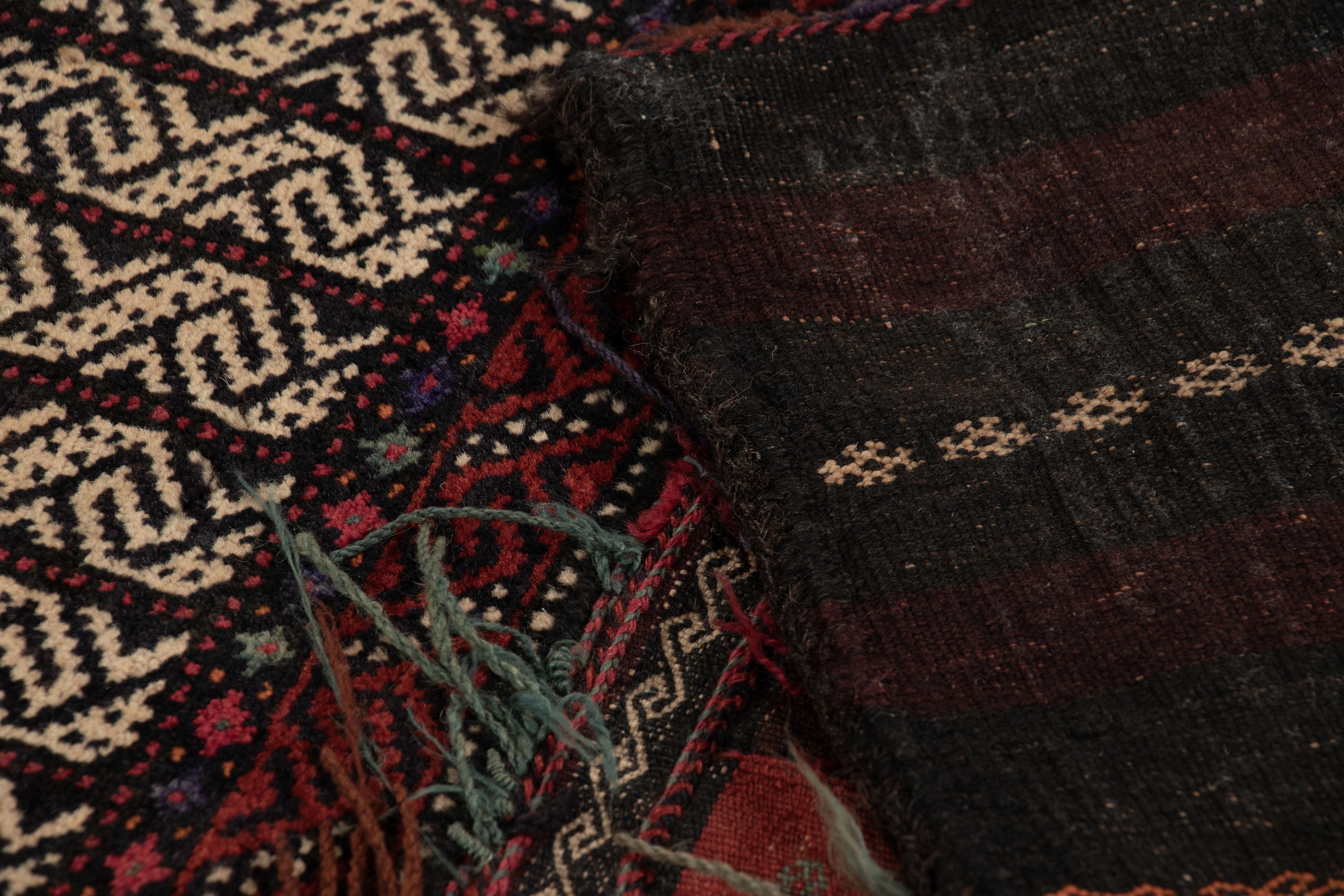 Antike Satteltasche Stammestextil mit reichen geometrischen Mustern - Rug & Kilim im Zustand „Gut“ im Angebot in Long Island City, NY