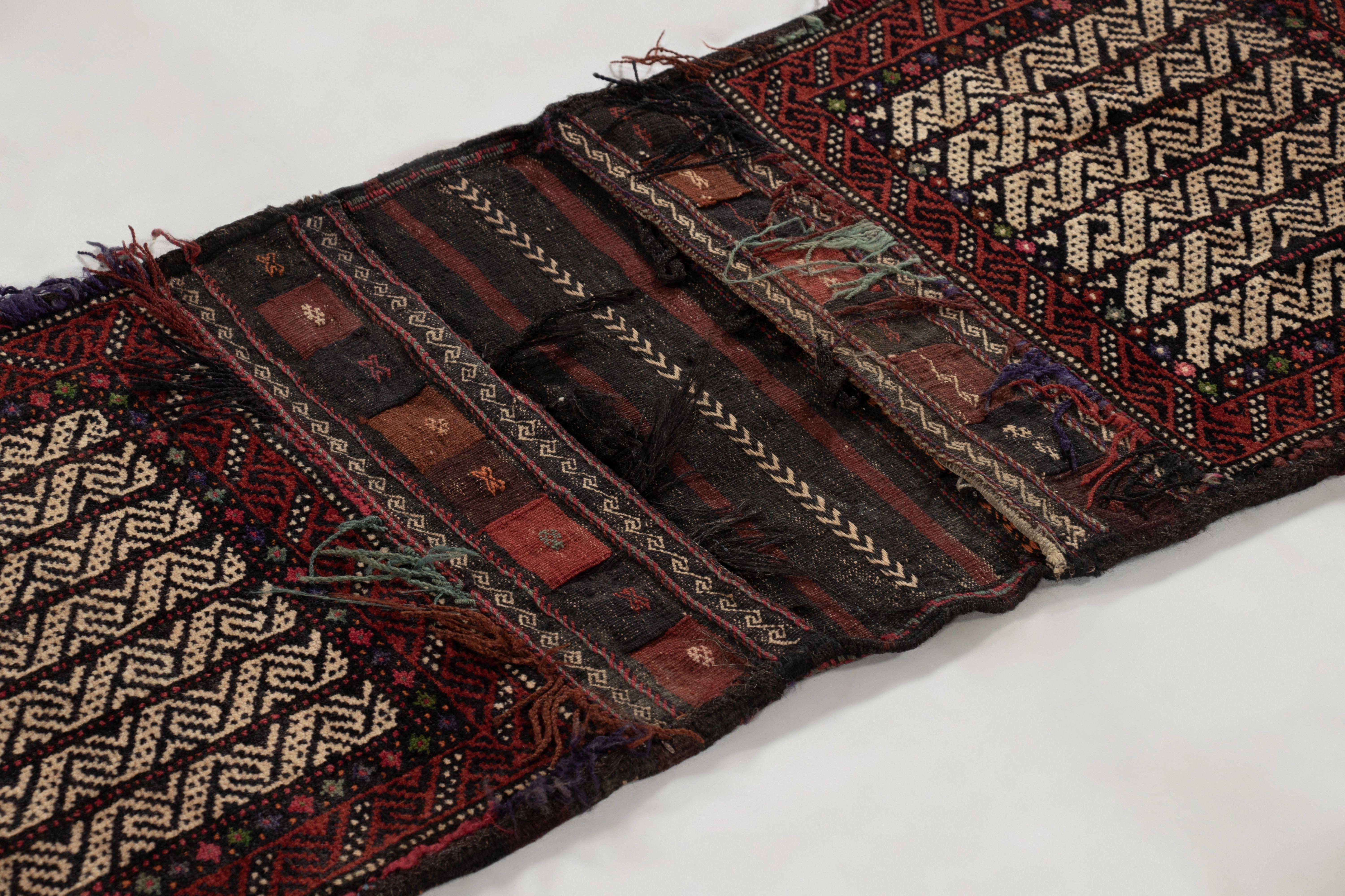 Antike Satteltasche Stammestextil mit reichen geometrischen Mustern - Rug & Kilim (Frühes 20. Jahrhundert) im Angebot