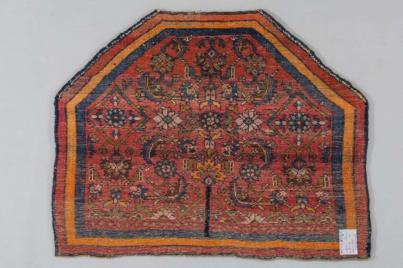 Small saddle in wool woven on a loom like a carpet; in the center at the bottom the cut for the saddle tree.  It can be used with a saddle leather , or hung on the wall like a painting or placed on the back of an armchair.  It's so special !