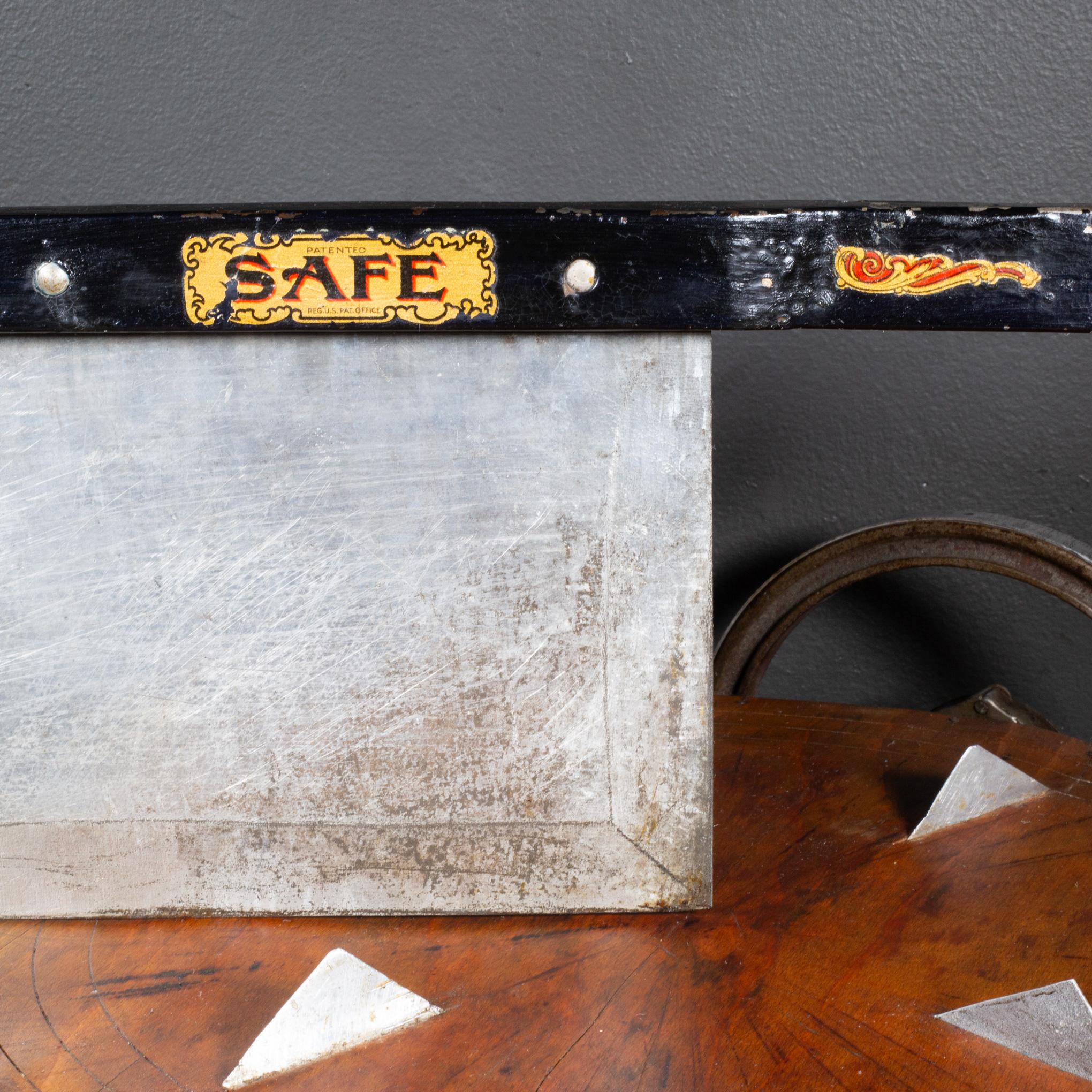 Antiguo cortador de queso en cuña de hierro fundido y madera 
